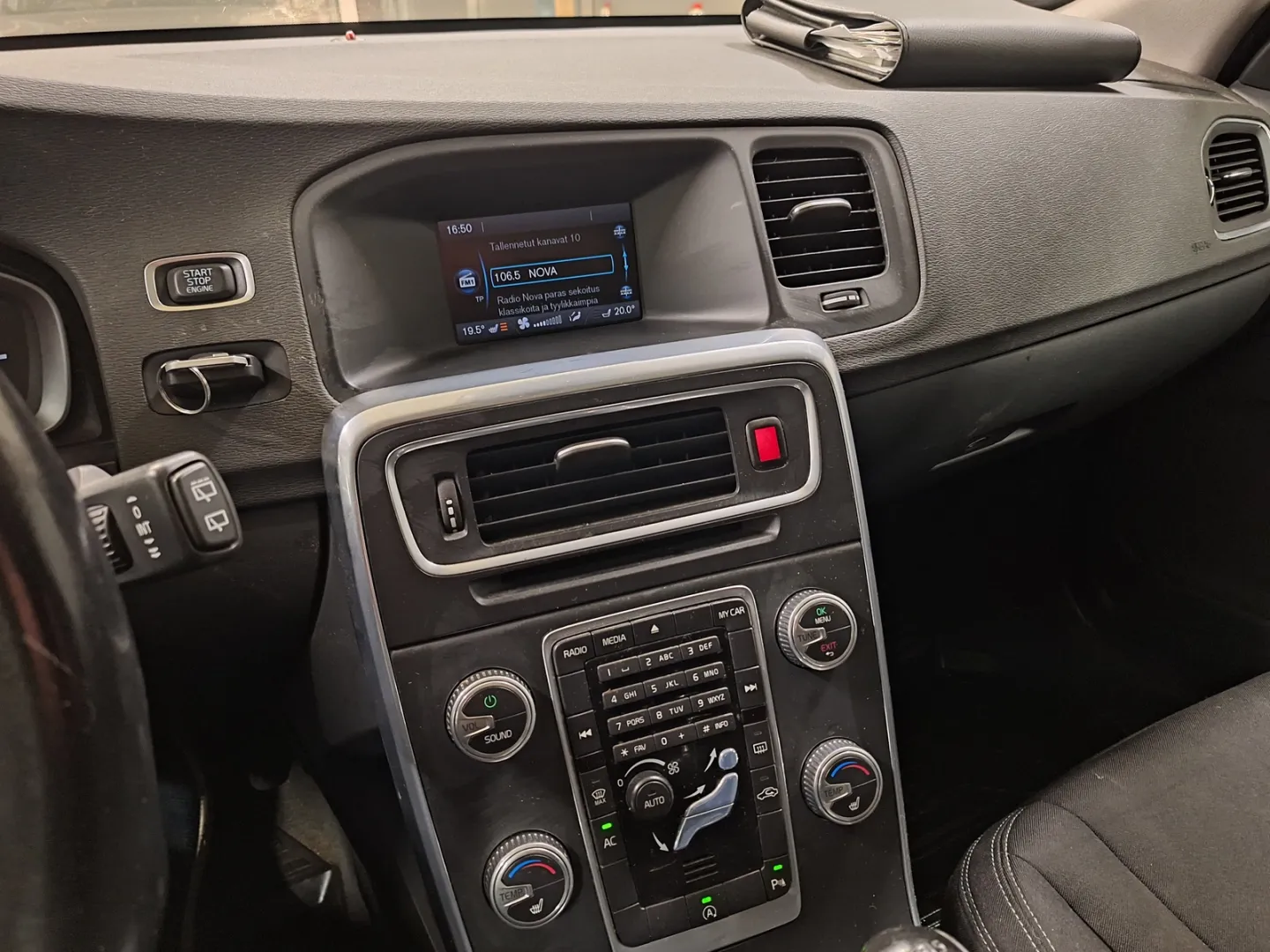 Volvo V60 LMN-611 carousel image