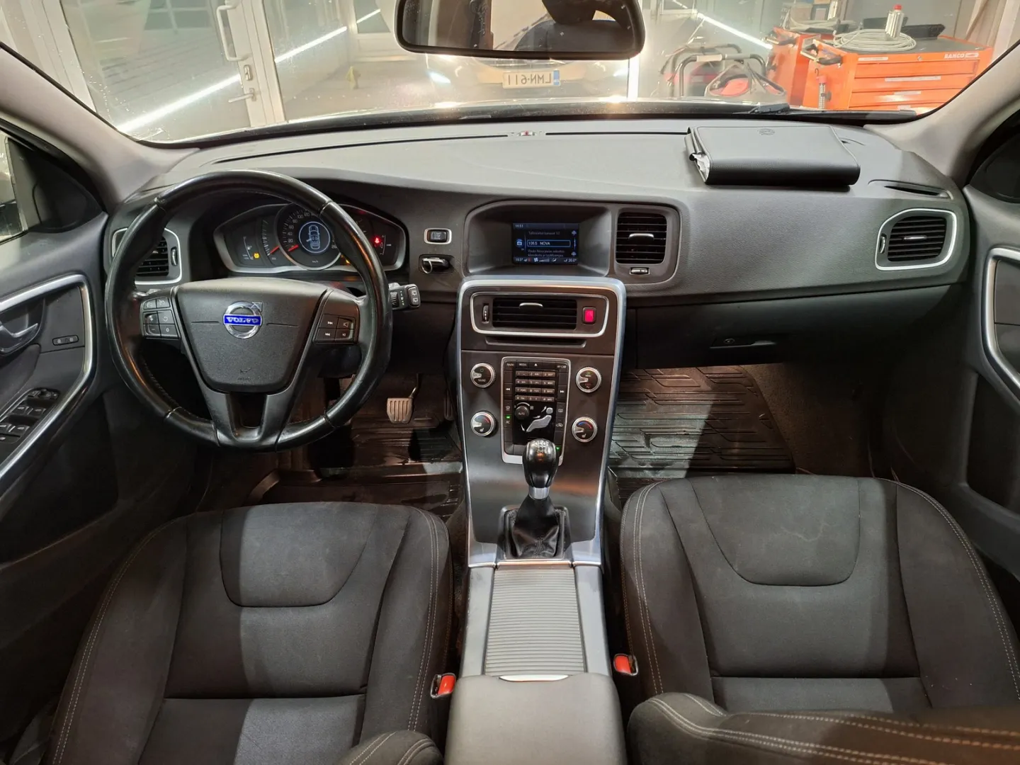 Volvo V60 LMN-611 carousel image