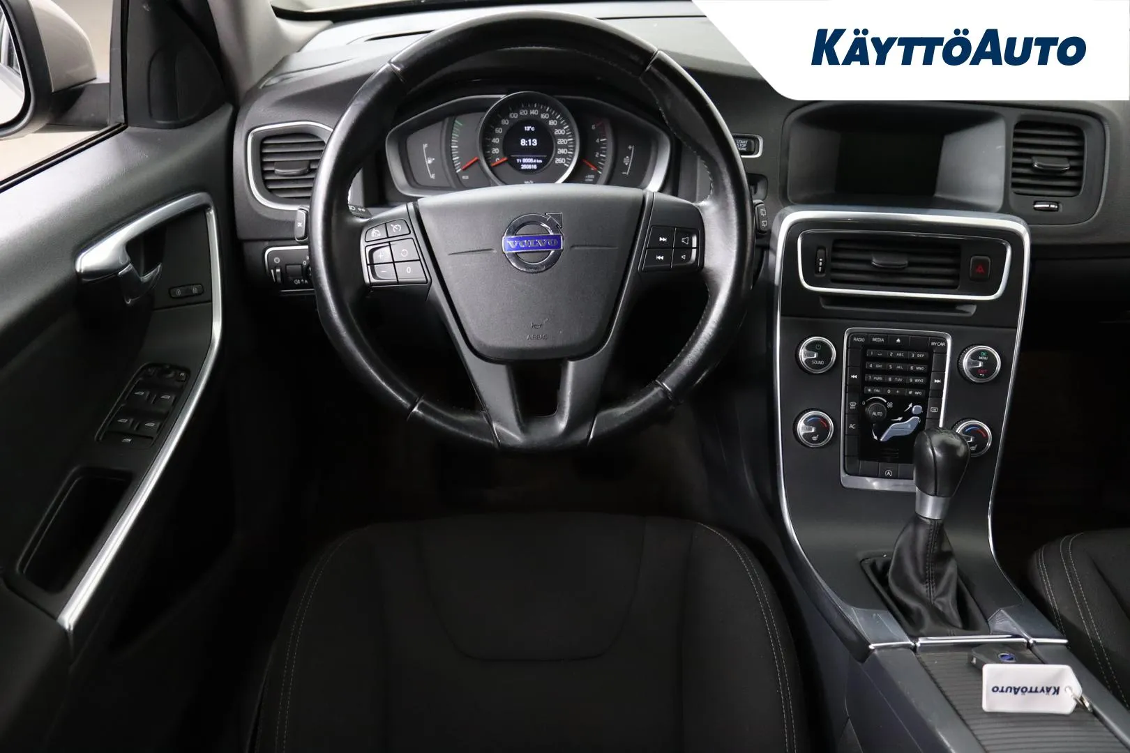 VOLVO V60 LMN-611 carousel image