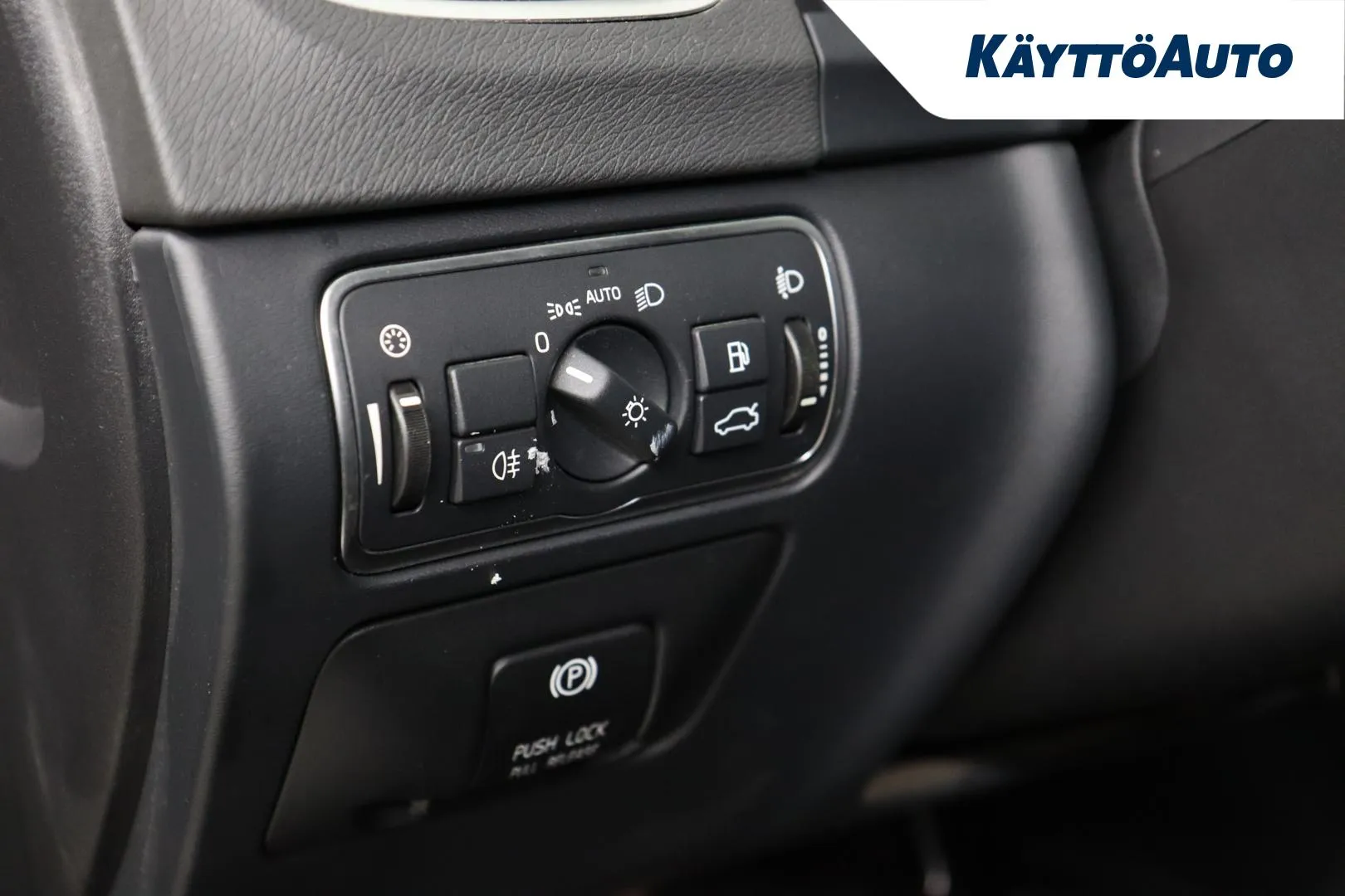 VOLVO V60 LMN-611 carousel image