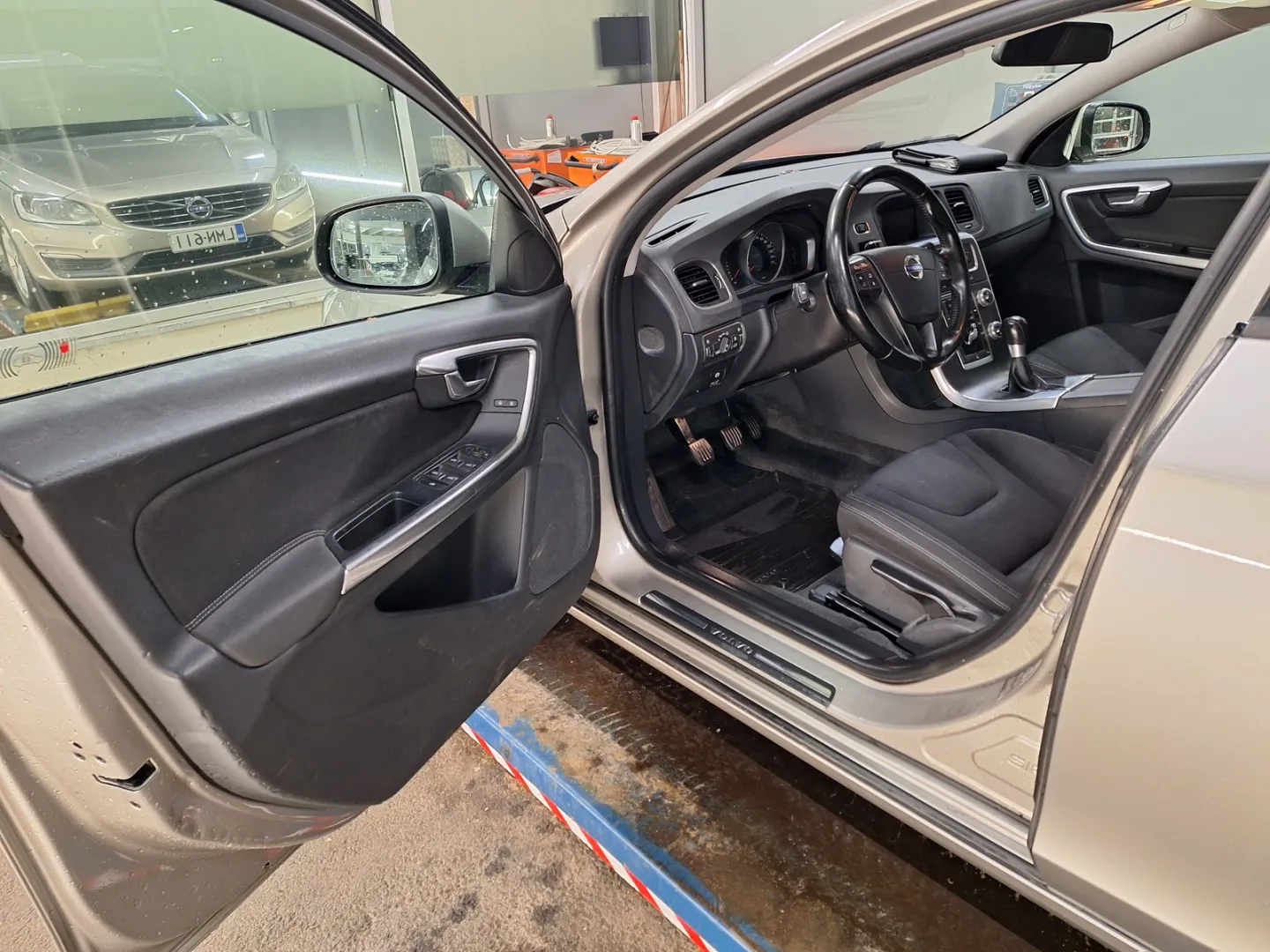 Volvo V60 LMN-611 carousel image