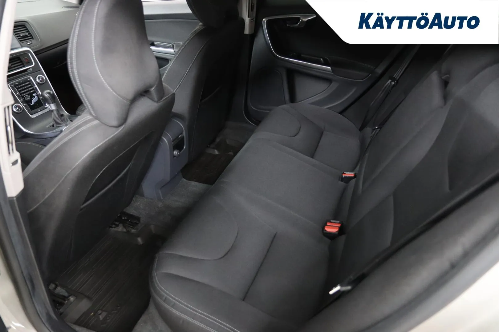 VOLVO V60 LMN-611 carousel image