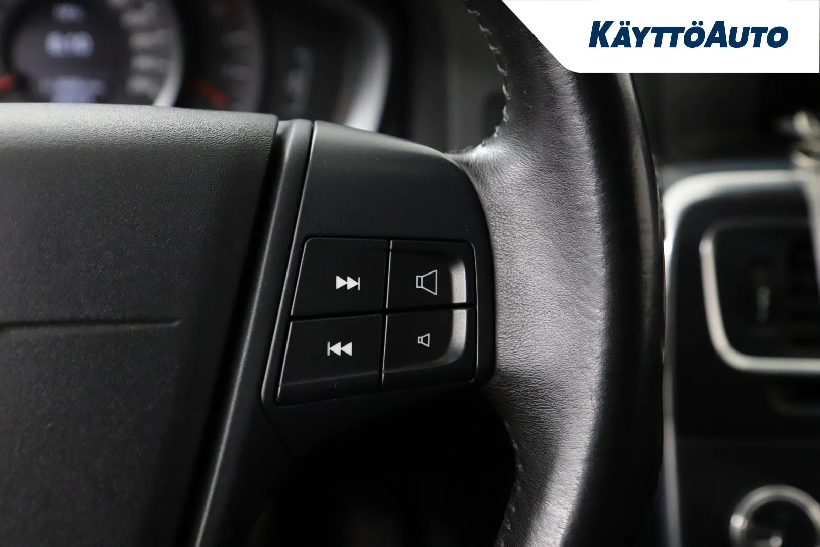 VOLVO V60 LMN-611 carousel image