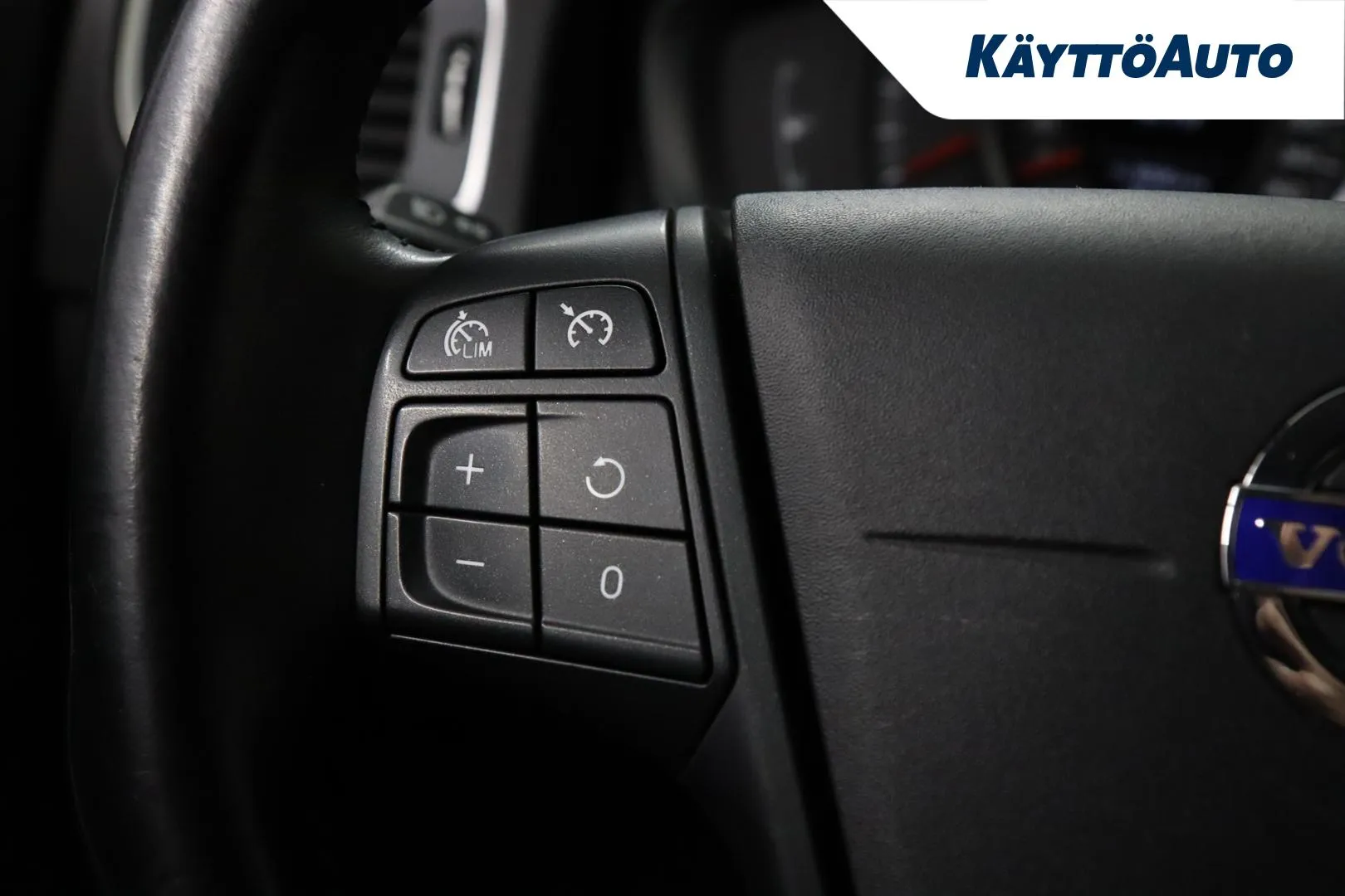 VOLVO V60 LMN-611 carousel image