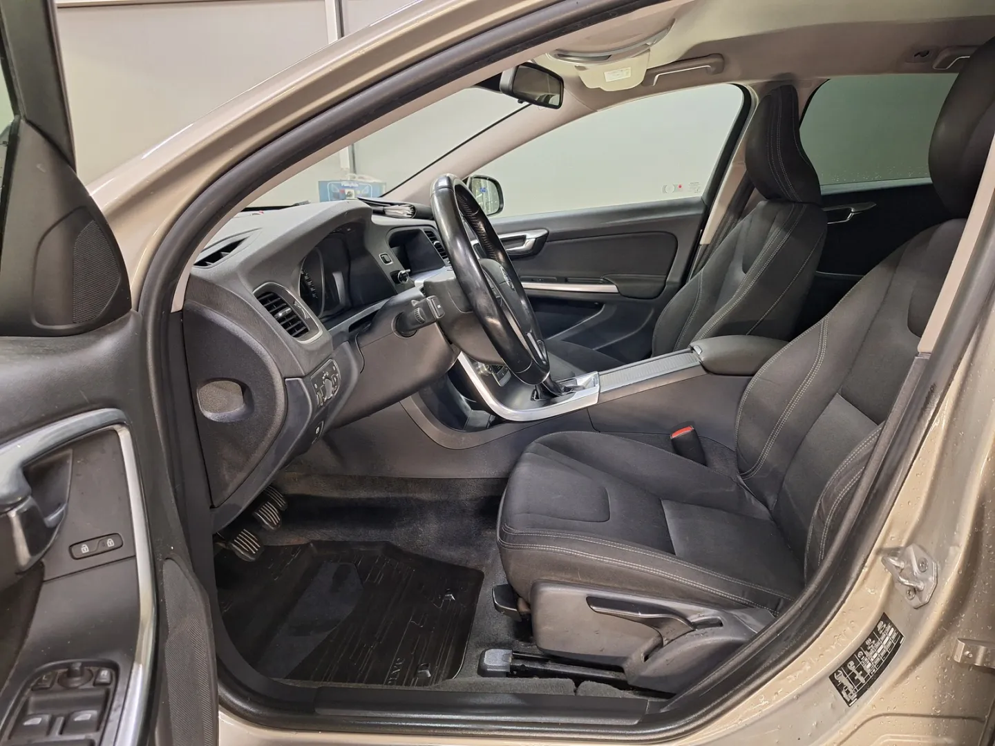 Volvo V60 LMN-611 carousel image