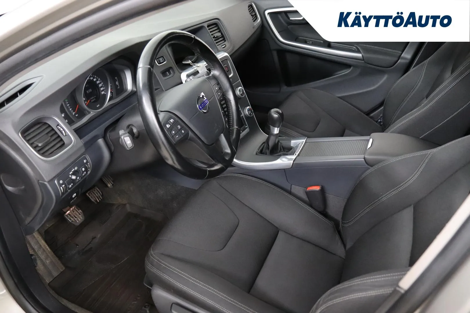 VOLVO V60 LMN-611 carousel image