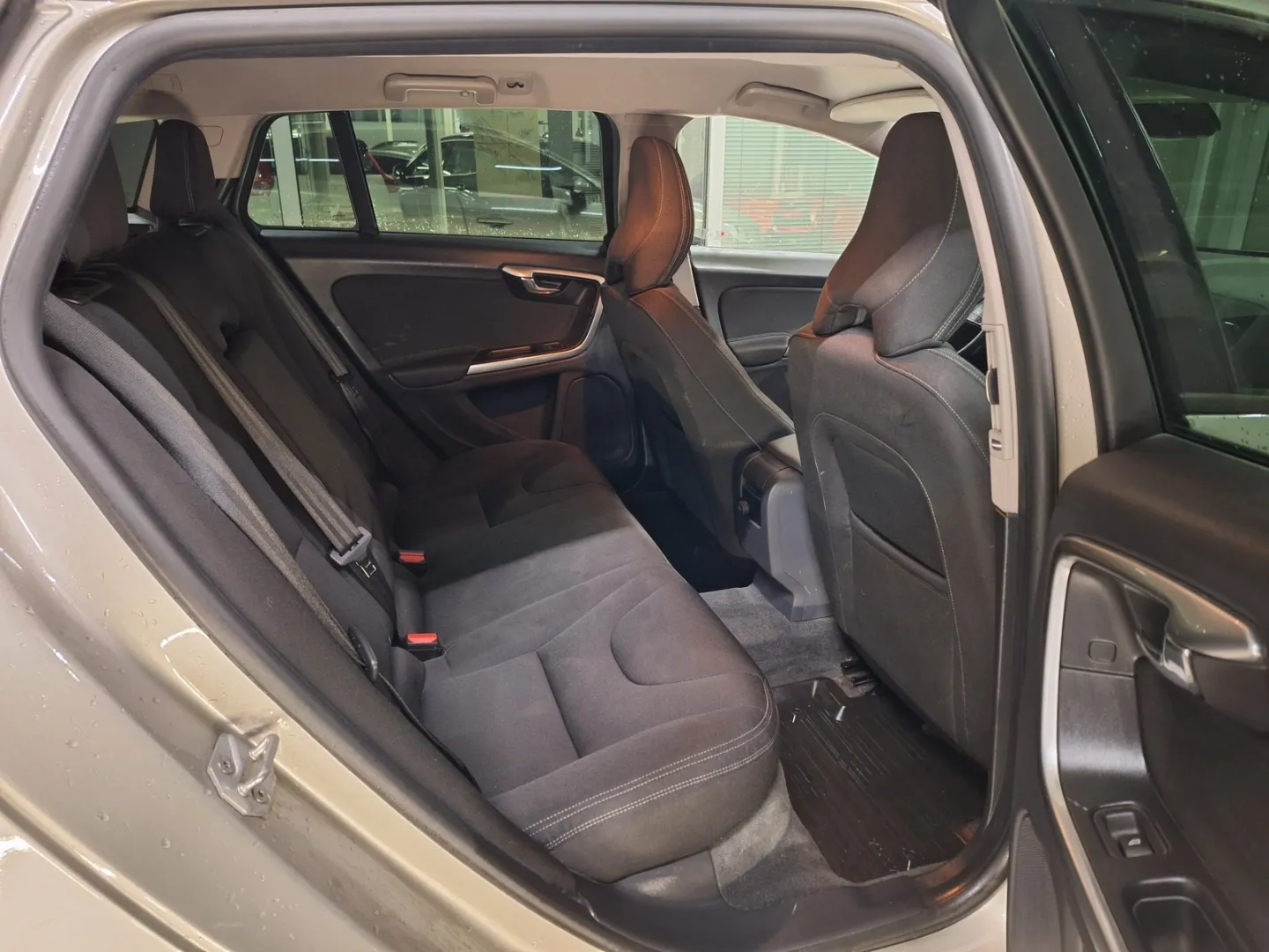 Volvo V60 LMN-611 carousel image