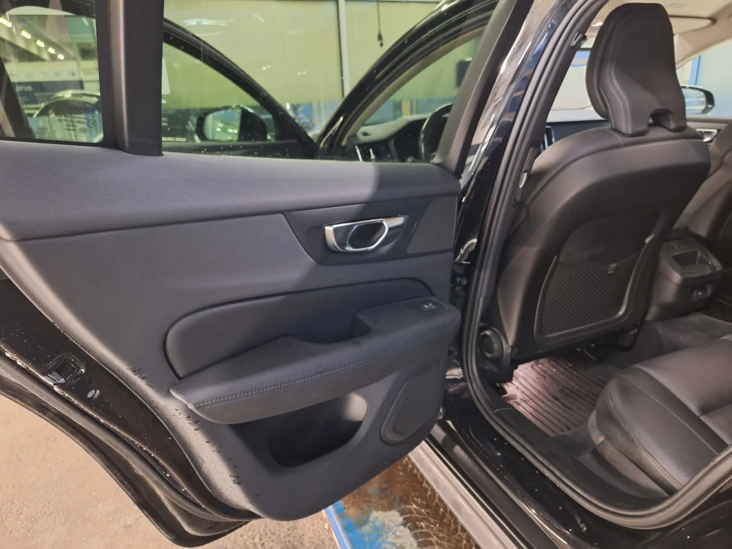 Volvo V60 Cross Country GOY-551 carousel image