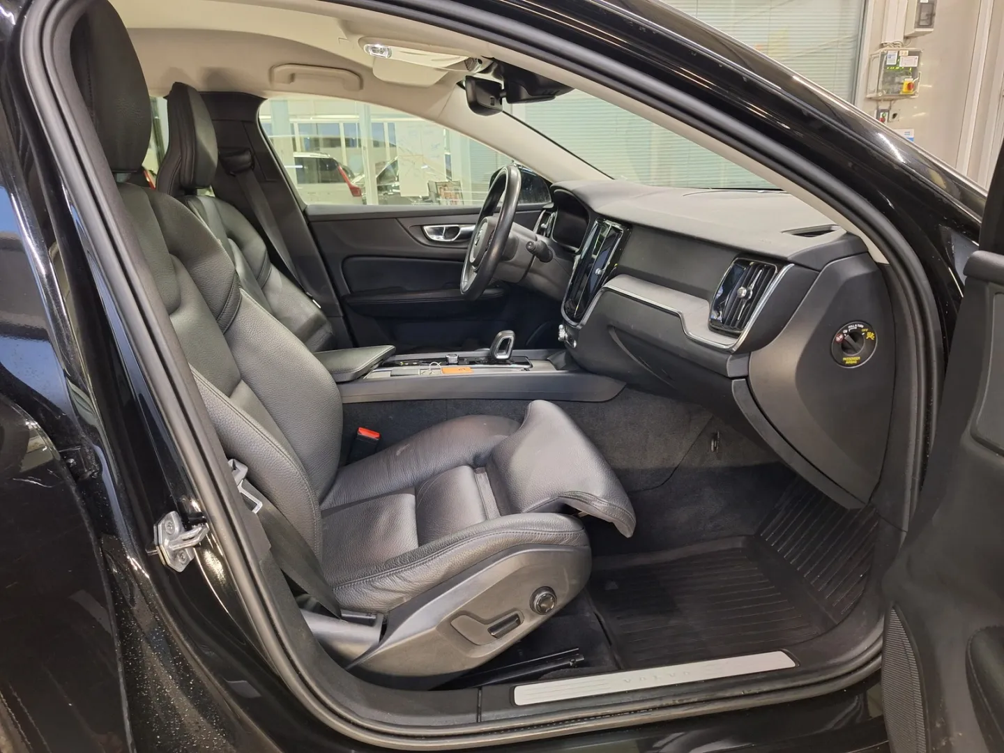 Volvo V60 Cross Country GOY-551 carousel image