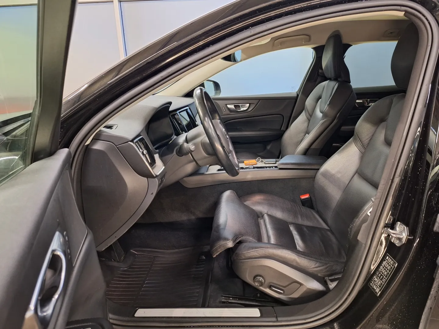 Volvo V60 Cross Country GOY-551 carousel image