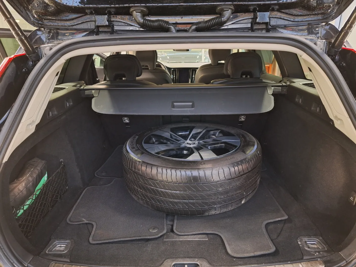 Volvo V60 Cross Country GOY-551 carousel image