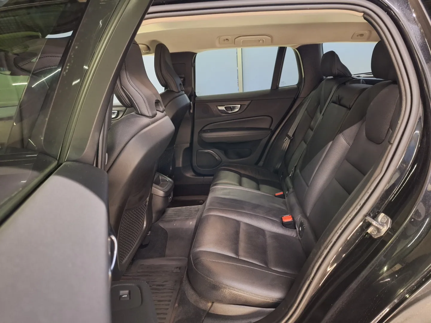 Volvo V60 Cross Country GOY-551 carousel image