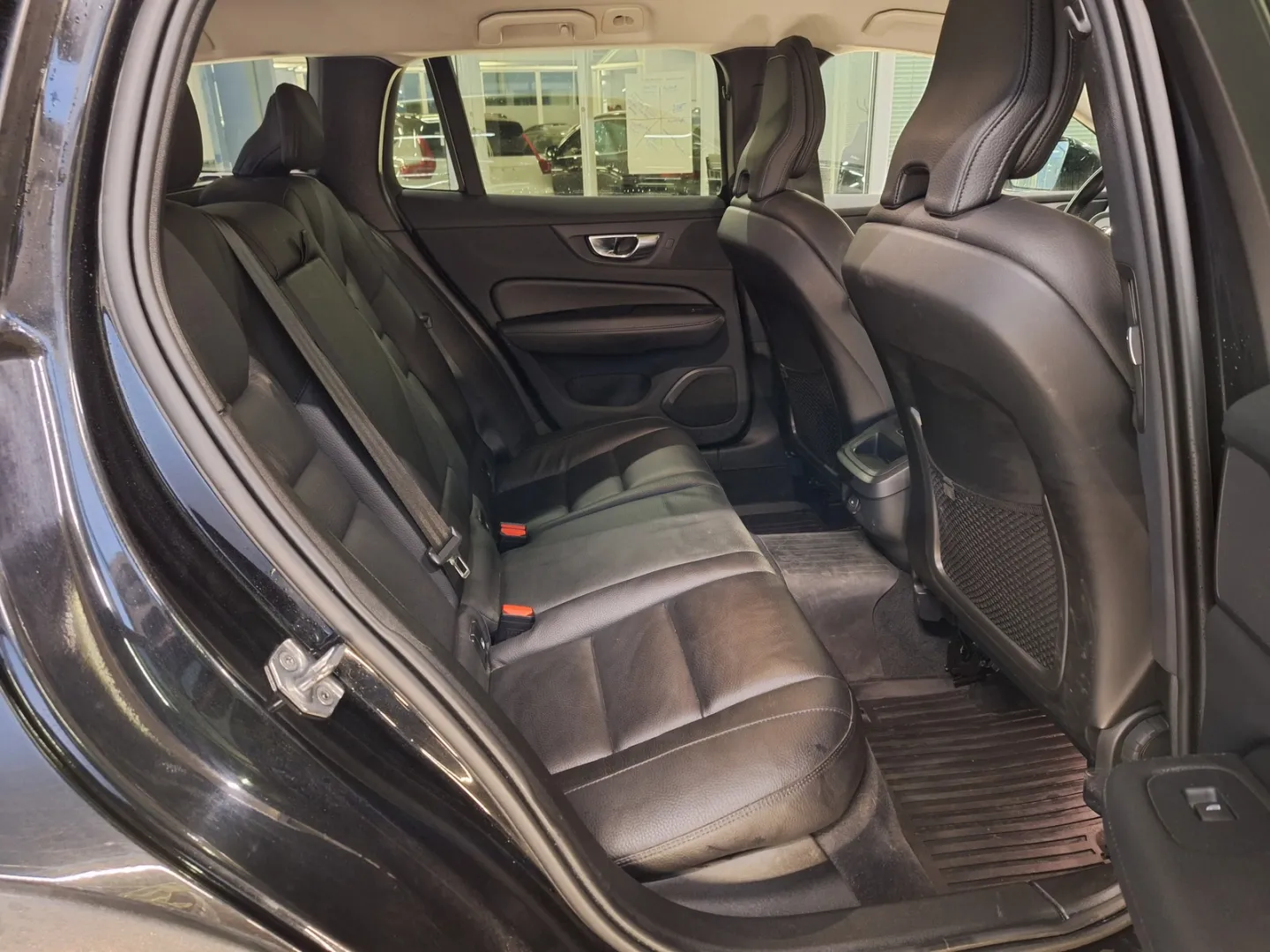 Volvo V60 Cross Country GOY-551 carousel image