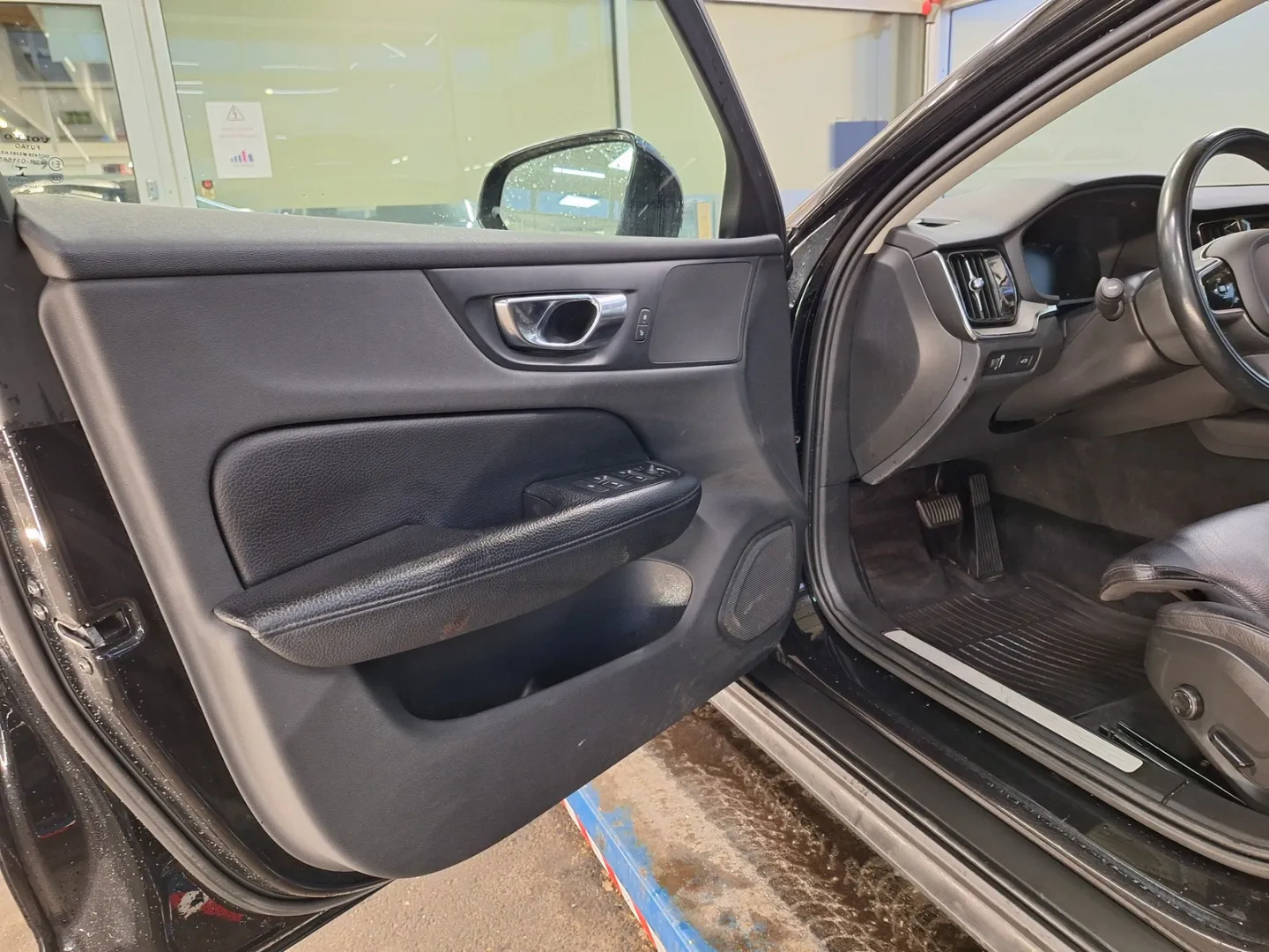 Volvo V60 Cross Country GOY-551 carousel image