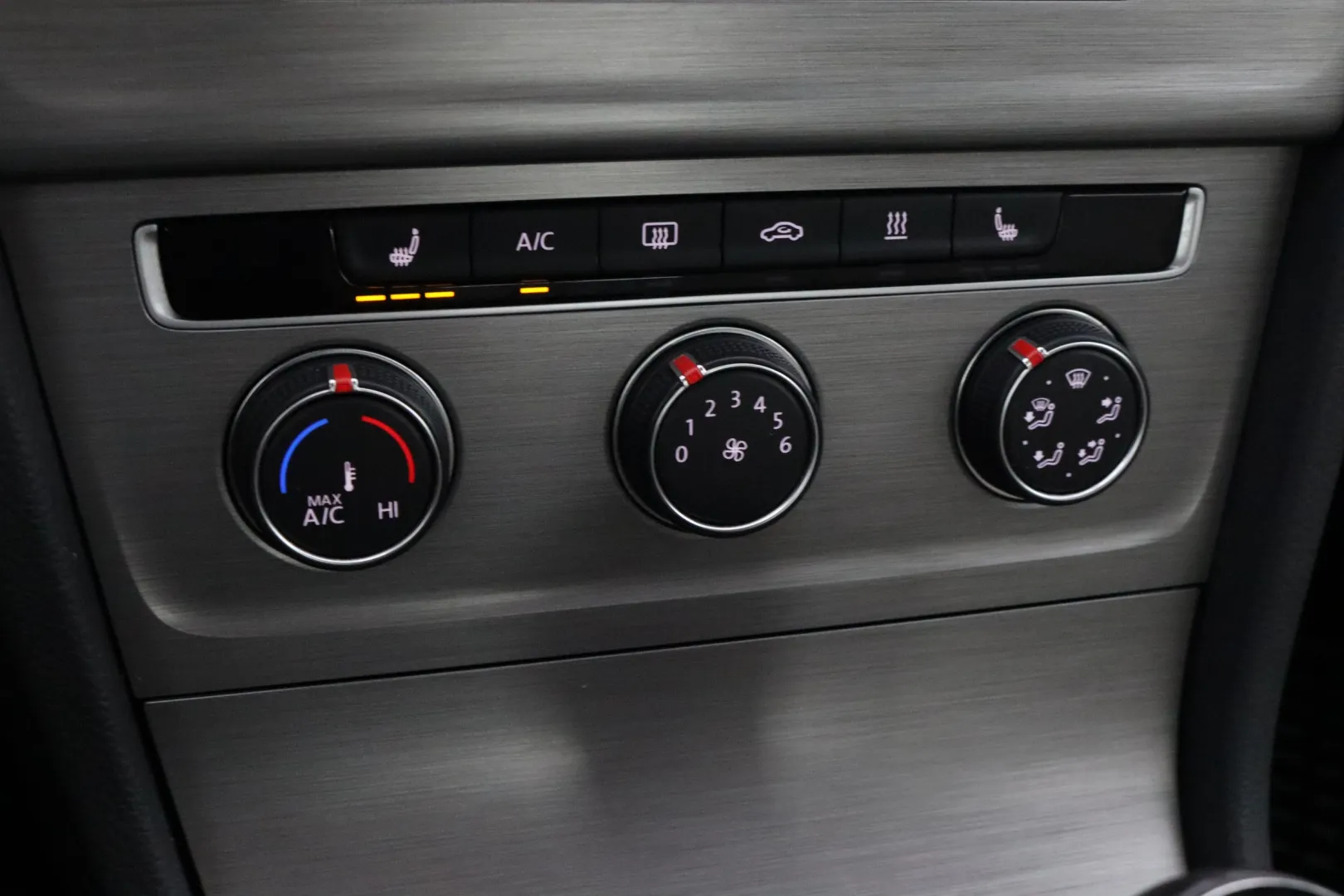 VOLKSWAGEN Golf XNP-899 carousel image