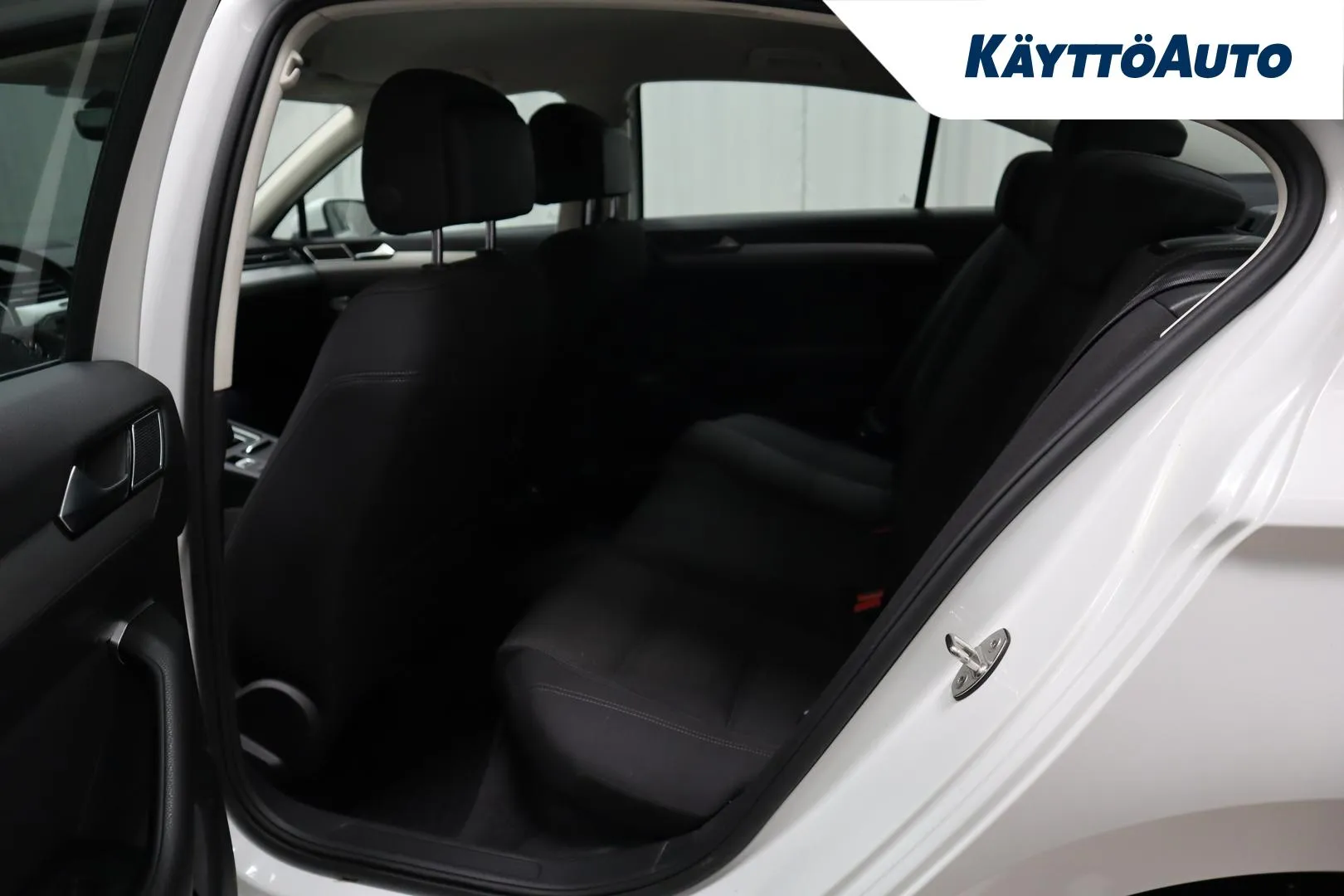 VOLKSWAGEN Passat YLI-904 carousel image