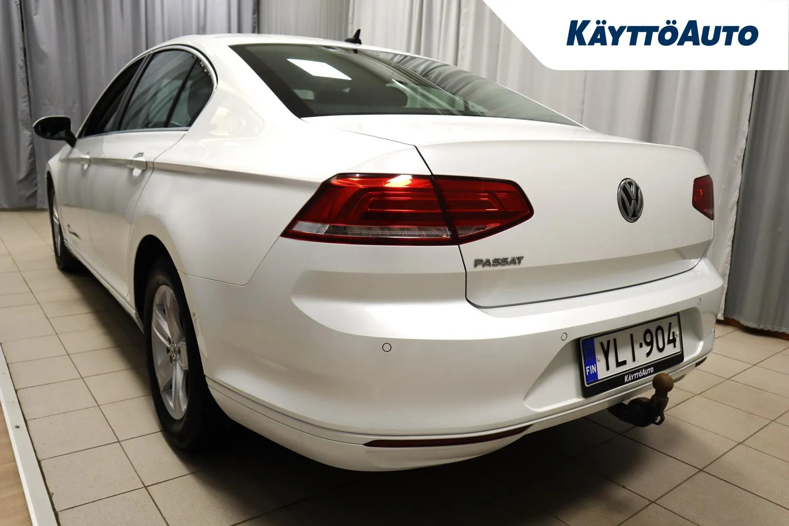 VOLKSWAGEN Passat YLI-904 carousel image