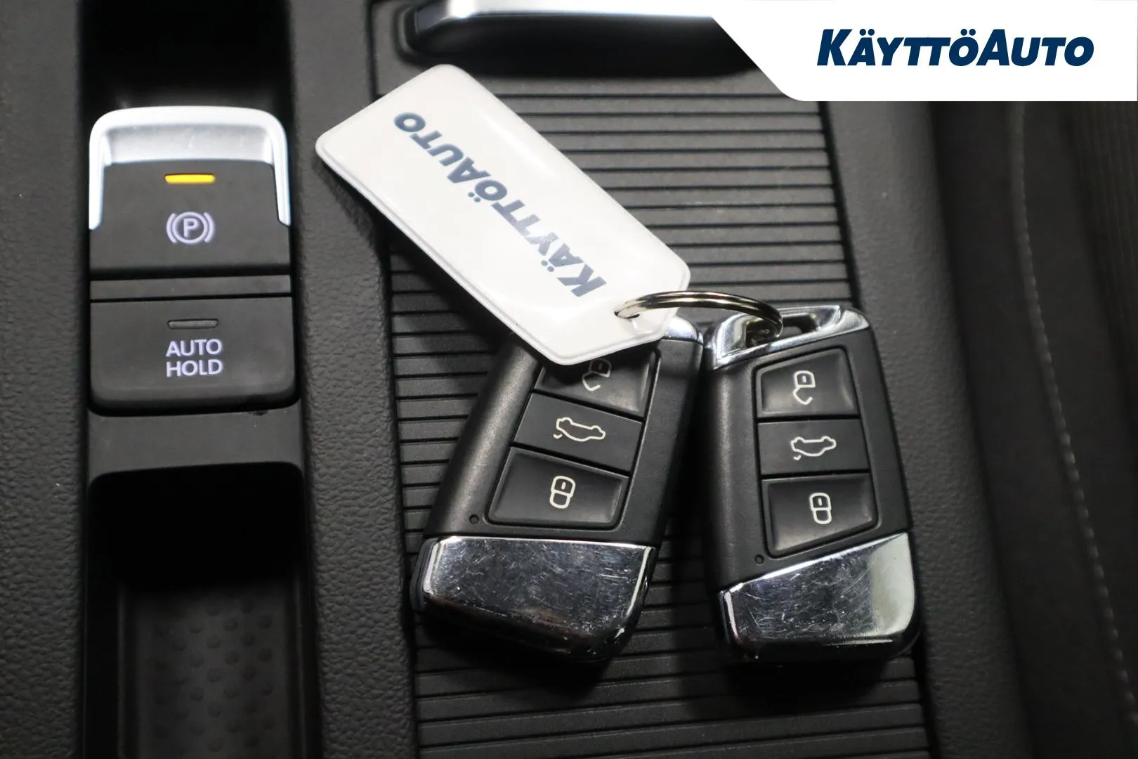 VOLKSWAGEN Passat YLI-904 carousel image