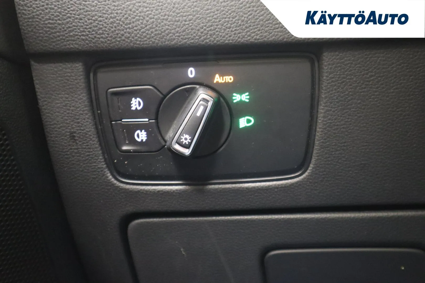 VOLKSWAGEN Passat YLI-904 carousel image