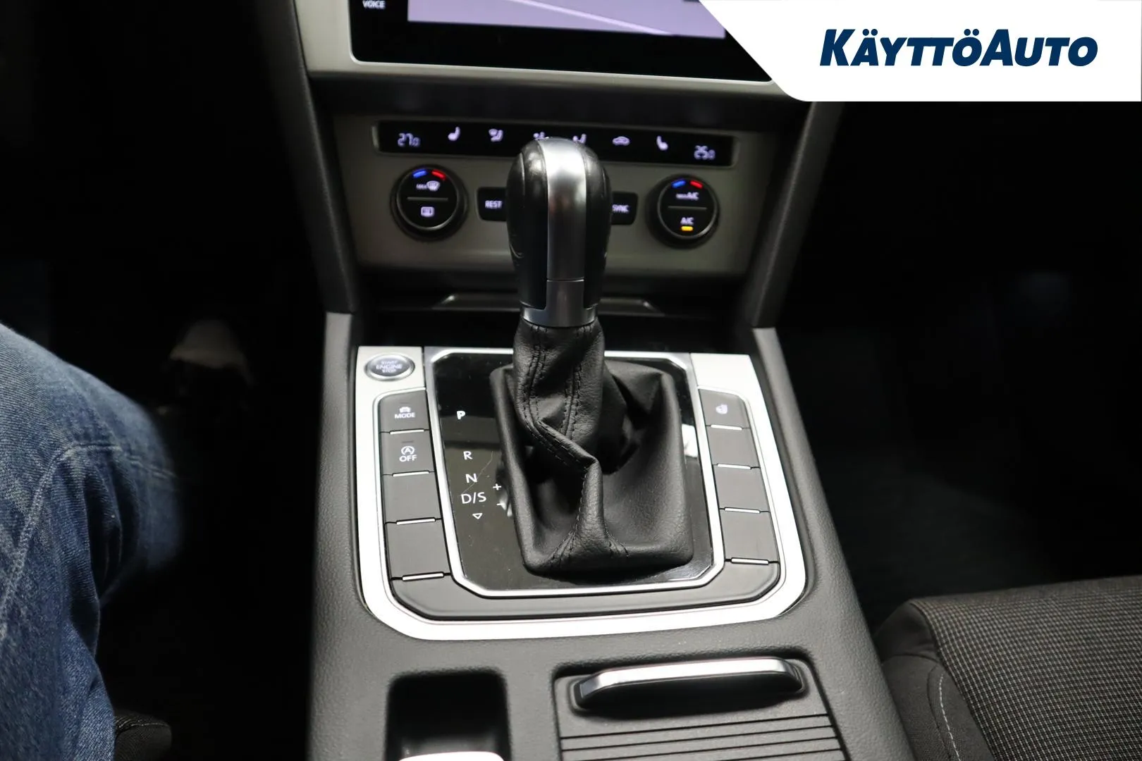 VOLKSWAGEN Passat YLI-904 carousel image