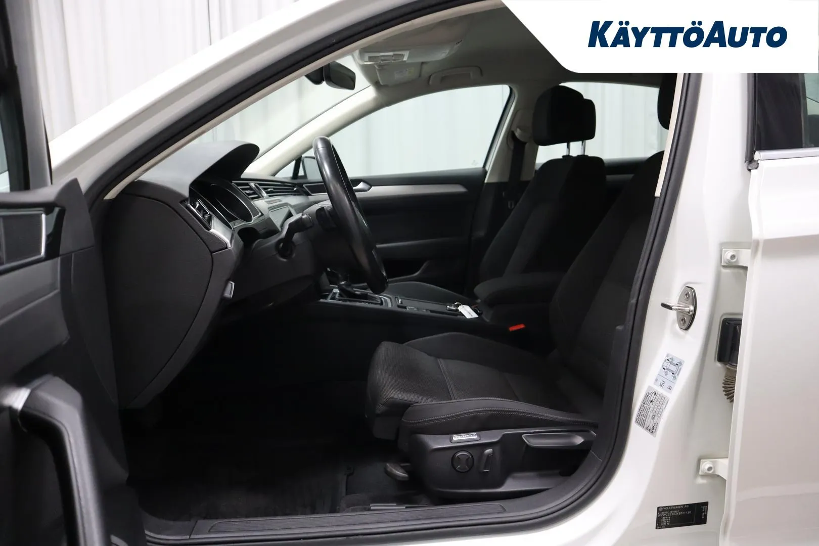 VOLKSWAGEN Passat YLI-904 carousel image