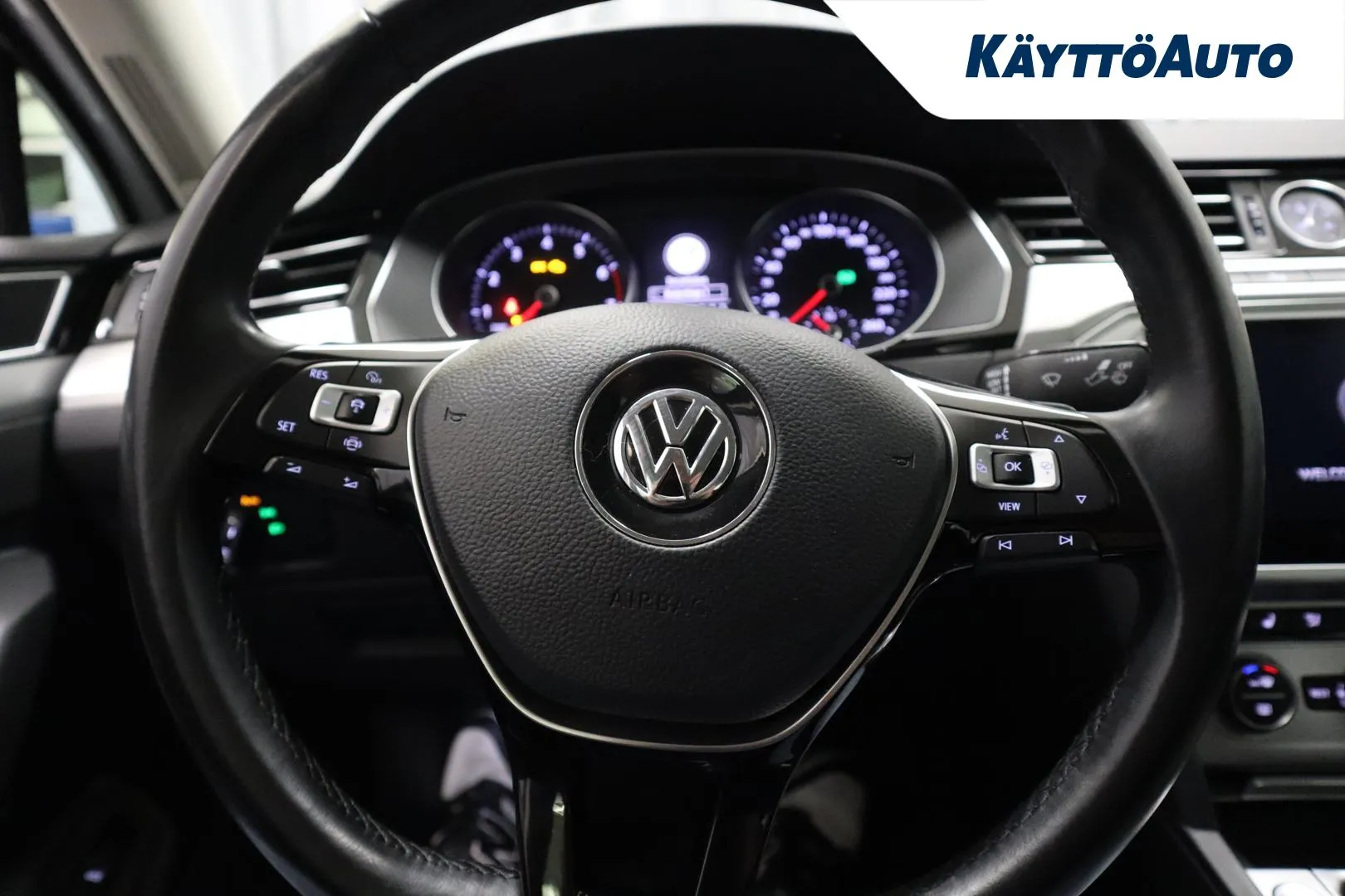 VOLKSWAGEN Passat YLI-904 carousel image