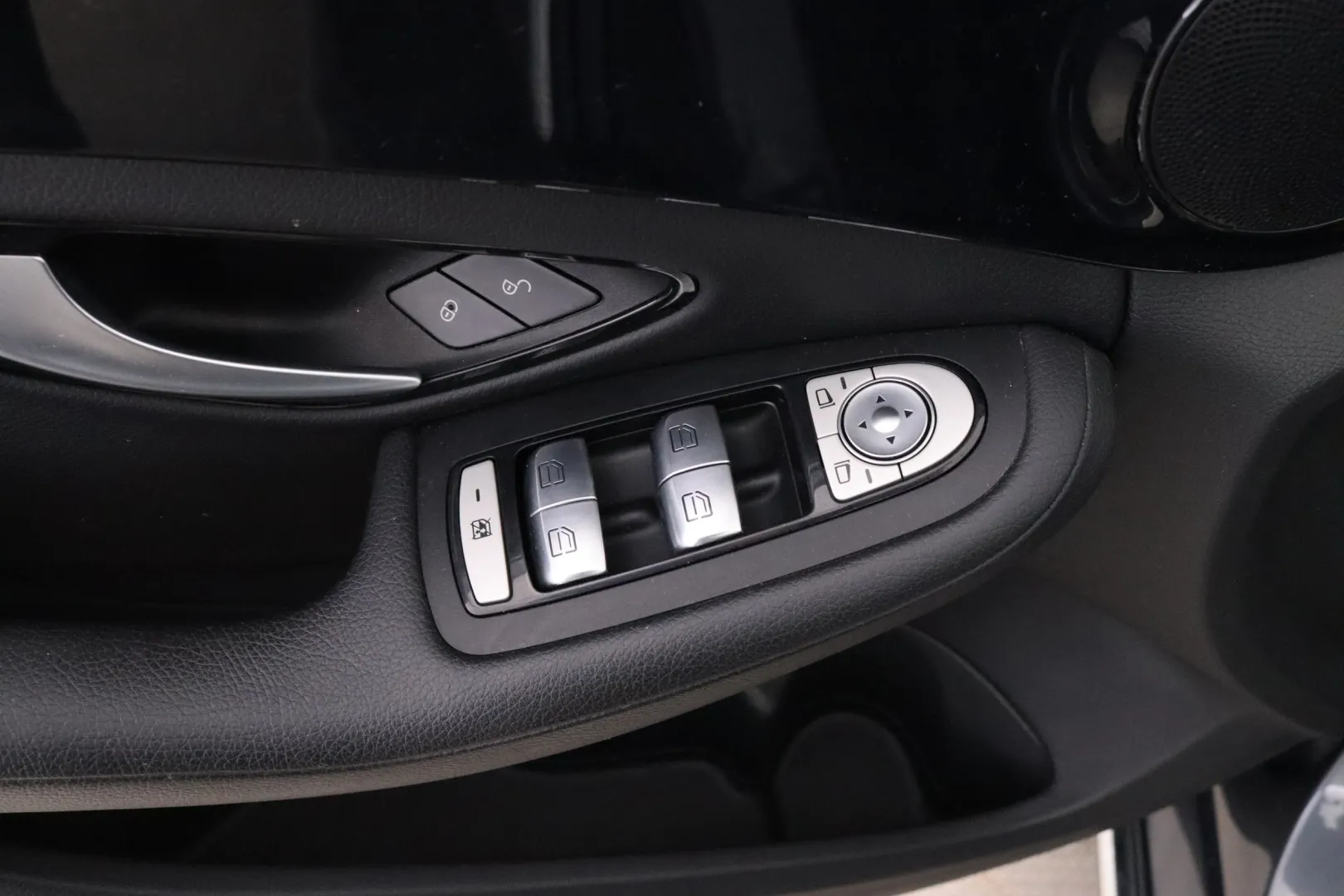 MERCEDES-BENZ C BTH-562 carousel image