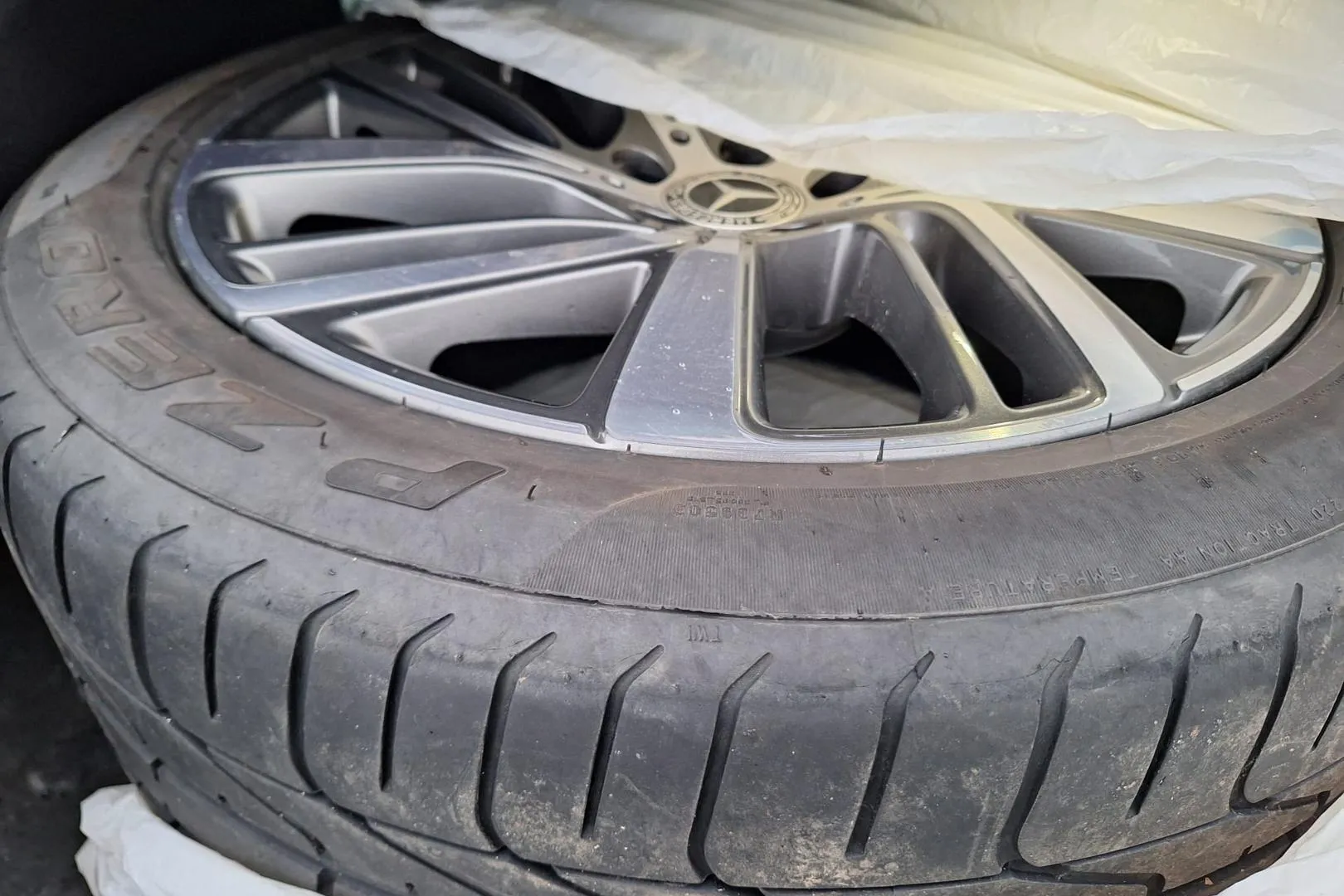 Mercedes-Benz E YXR-146 carousel image