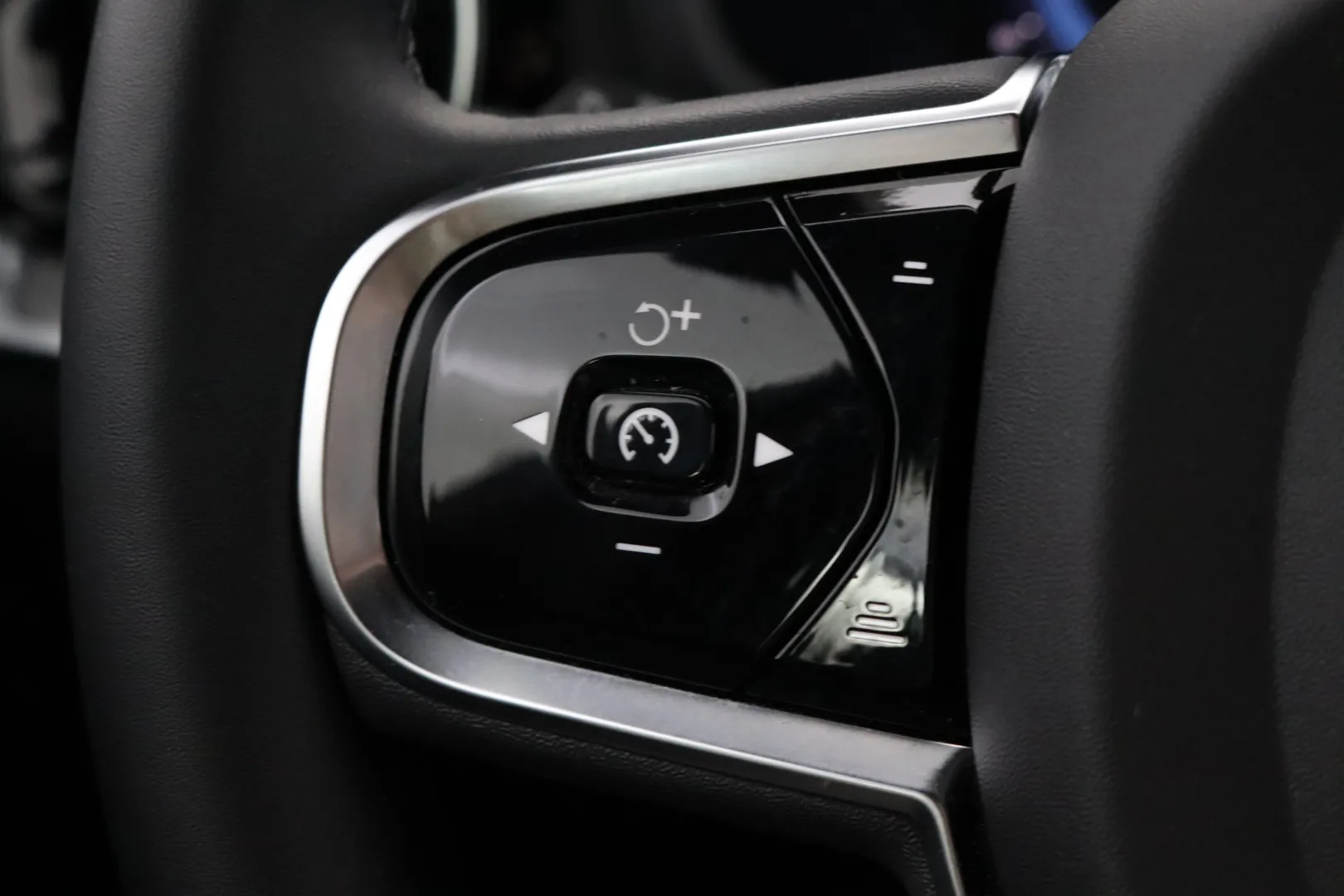 VOLVO V60 JMZ-204 carousel image