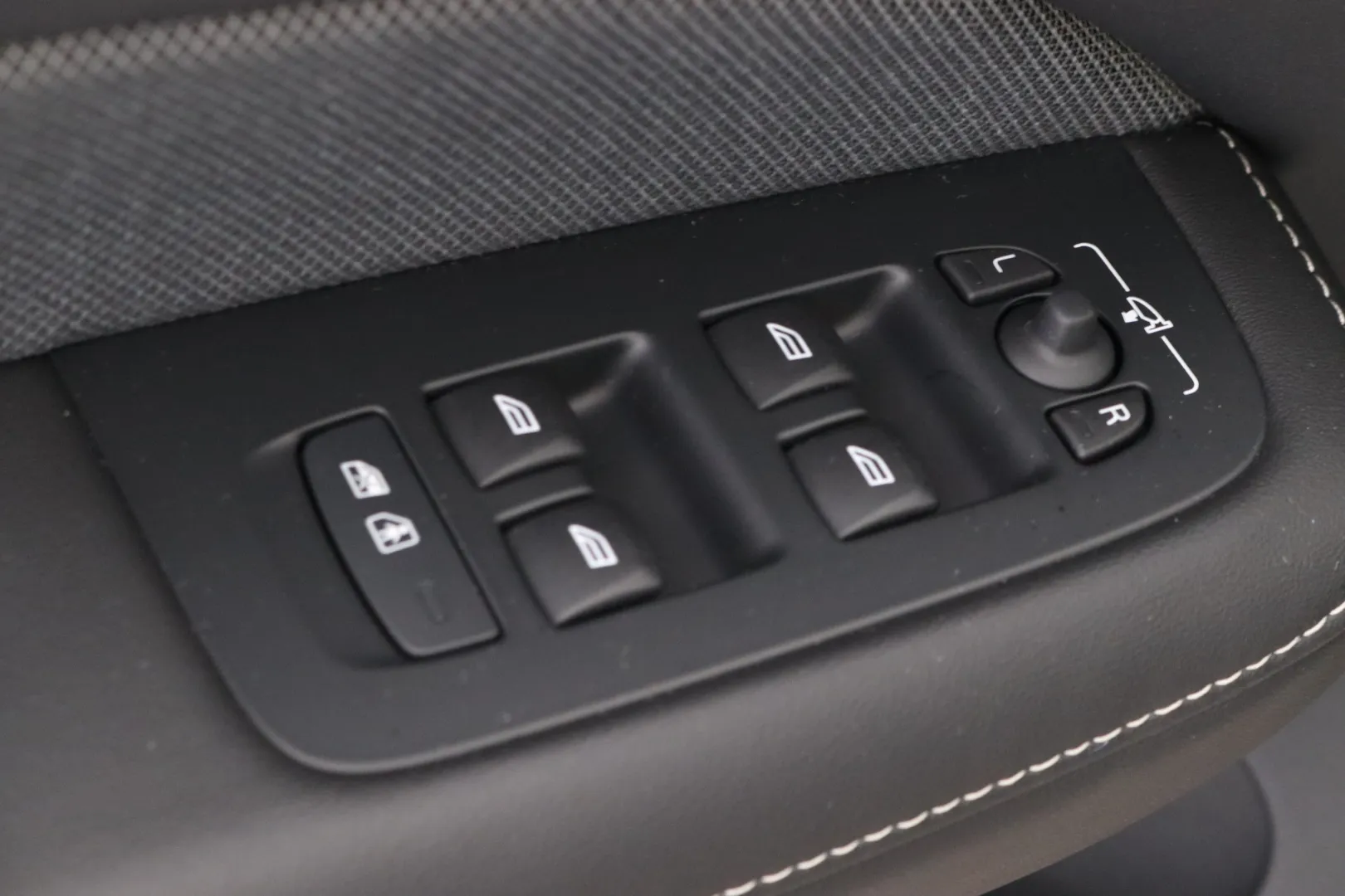 VOLVO V60 JMZ-204 carousel image