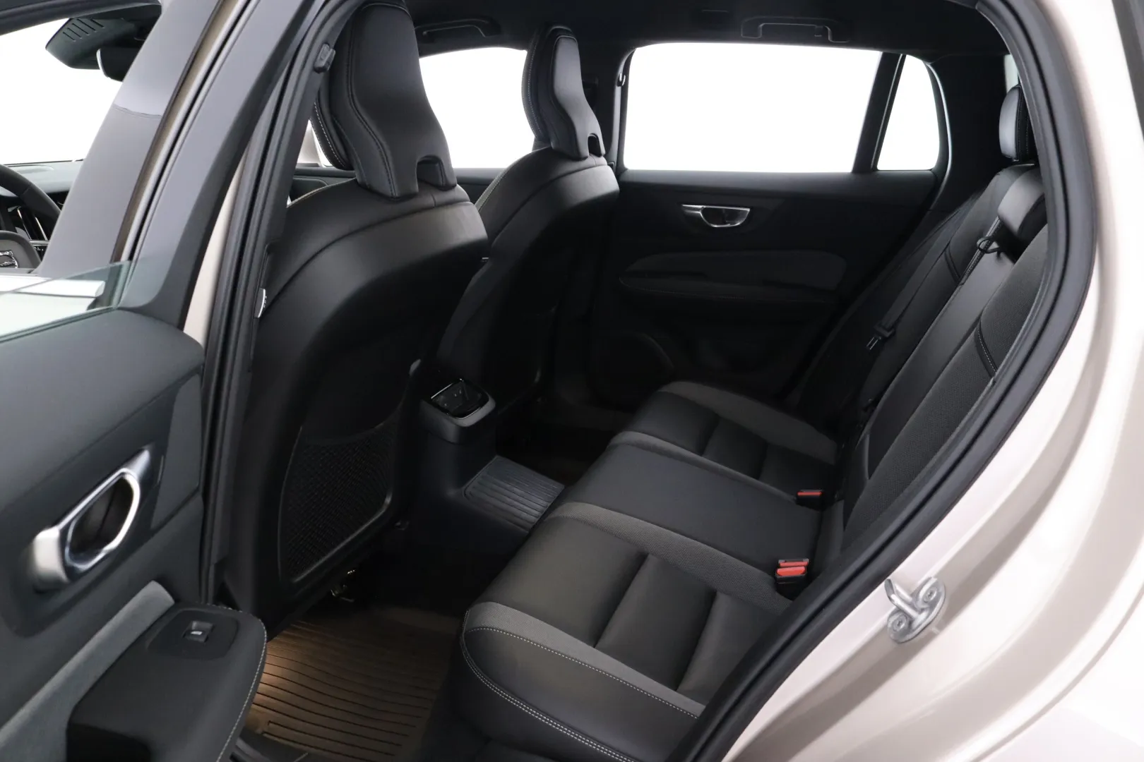 VOLVO V60 JMZ-204 carousel image