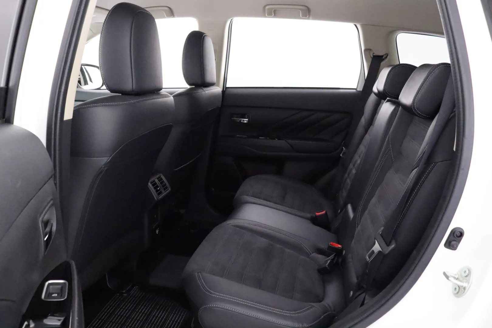 MITSUBISHI Mitsubishi Outlander XRJ-956 carousel image