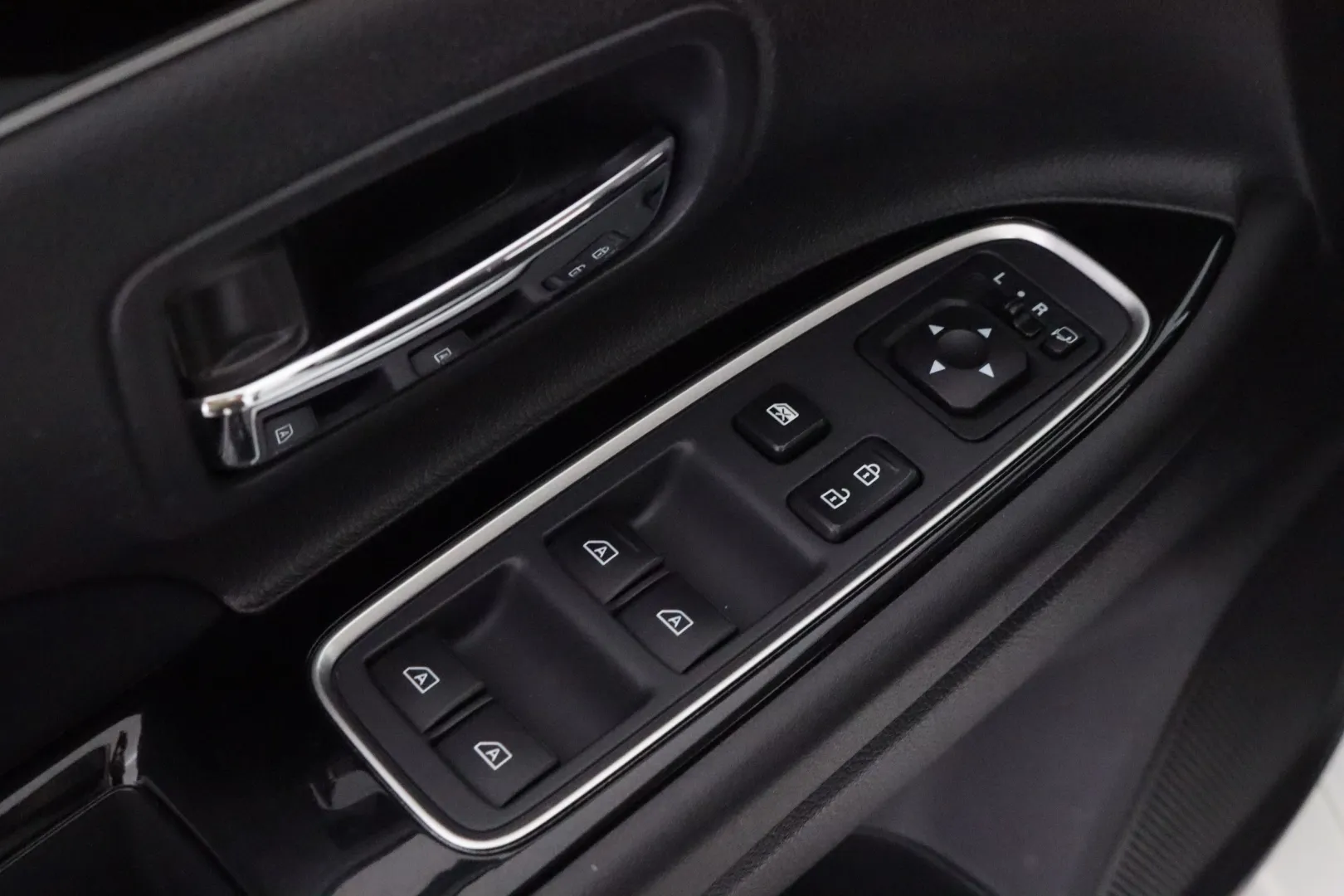 MITSUBISHI Mitsubishi Outlander XRJ-956 carousel image