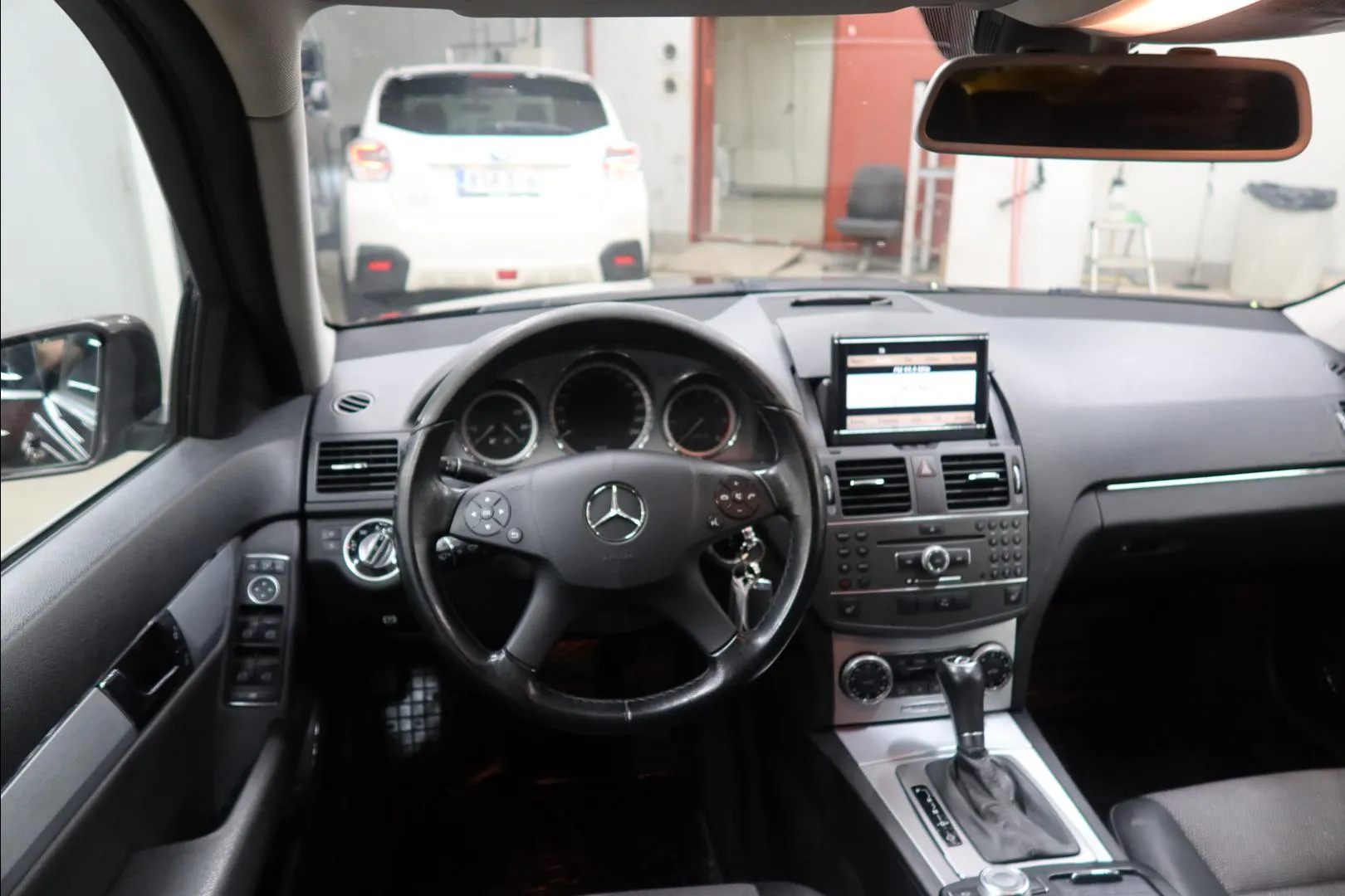 Mercedes-Benz C YIJ-125 carousel image