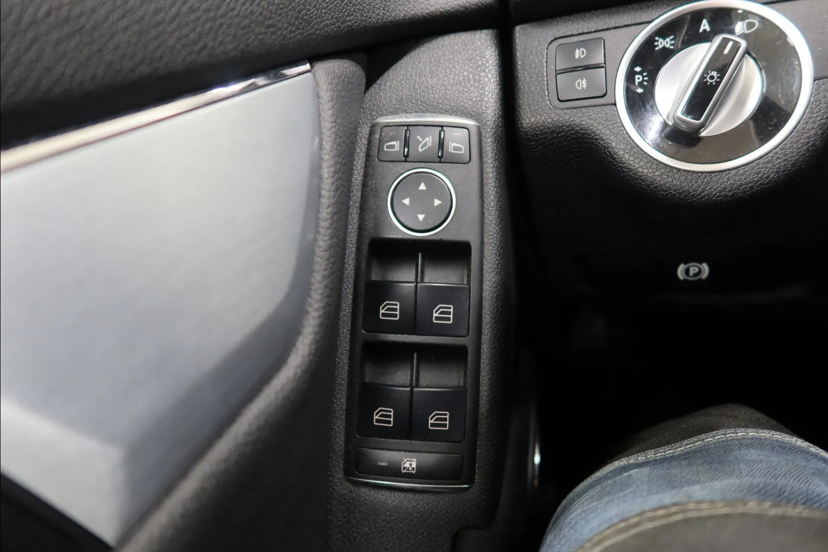 Mercedes-Benz C YIJ-125 carousel image