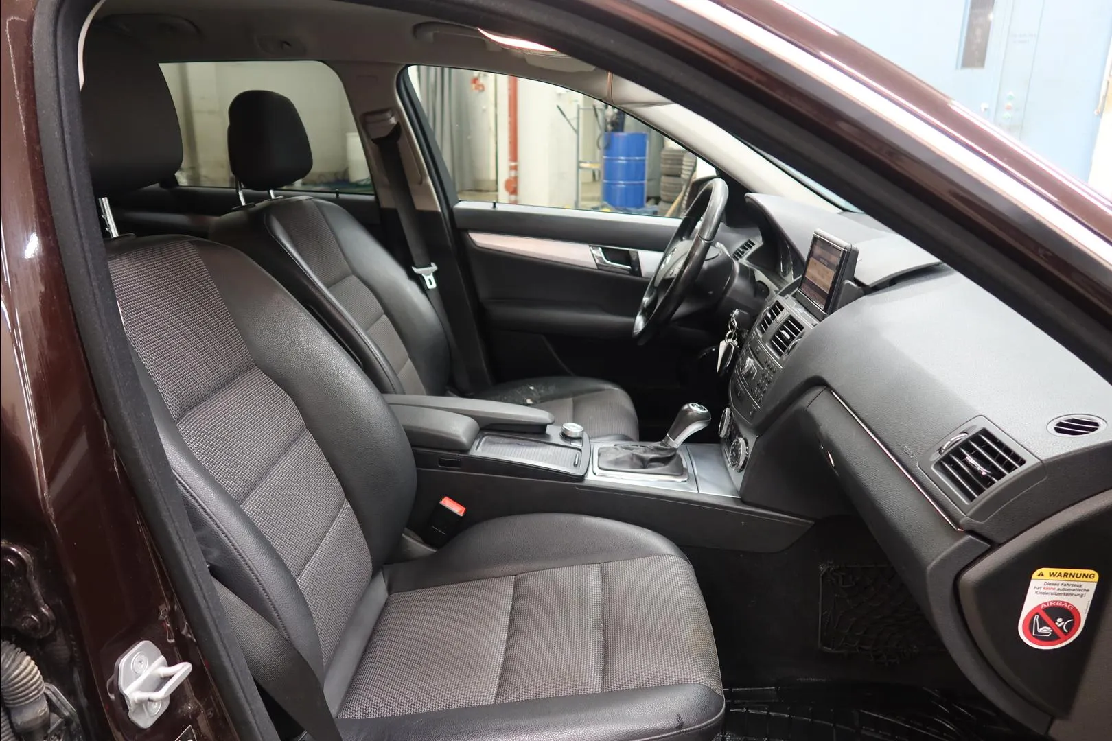 Mercedes-Benz C YIJ-125 carousel image