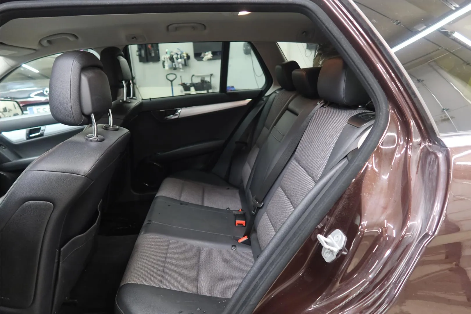 Mercedes-Benz C YIJ-125 carousel image