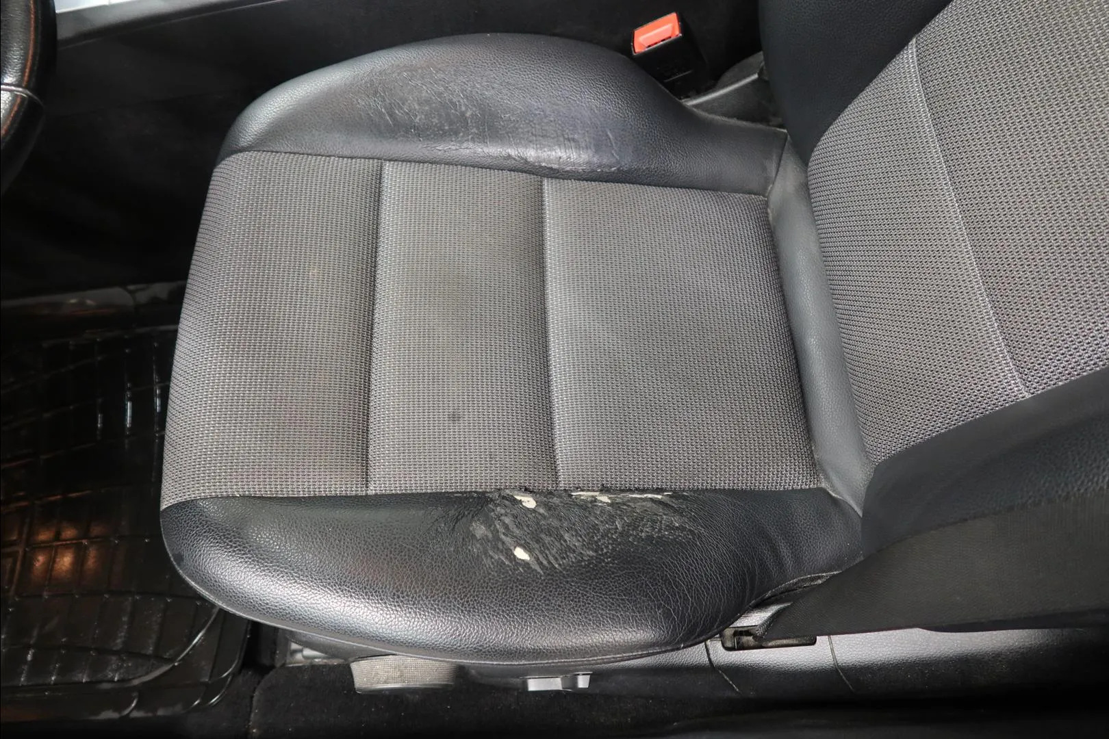 Mercedes-Benz C YIJ-125 carousel image