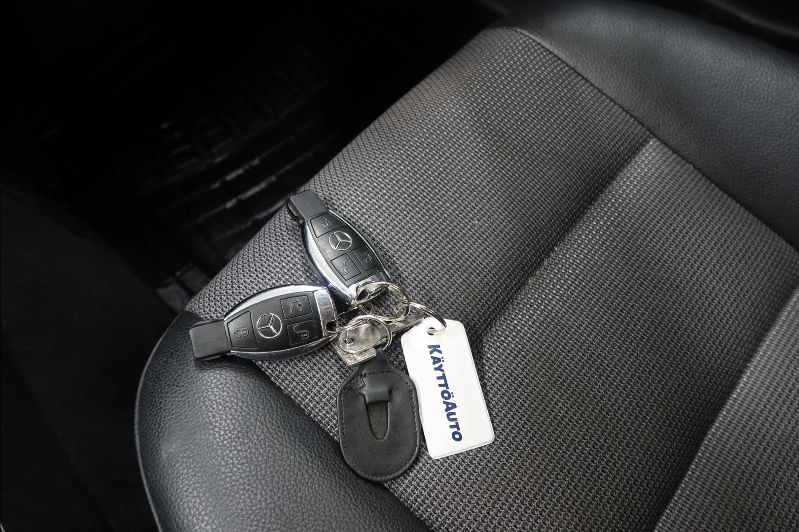 Mercedes-Benz C YIJ-125 carousel image