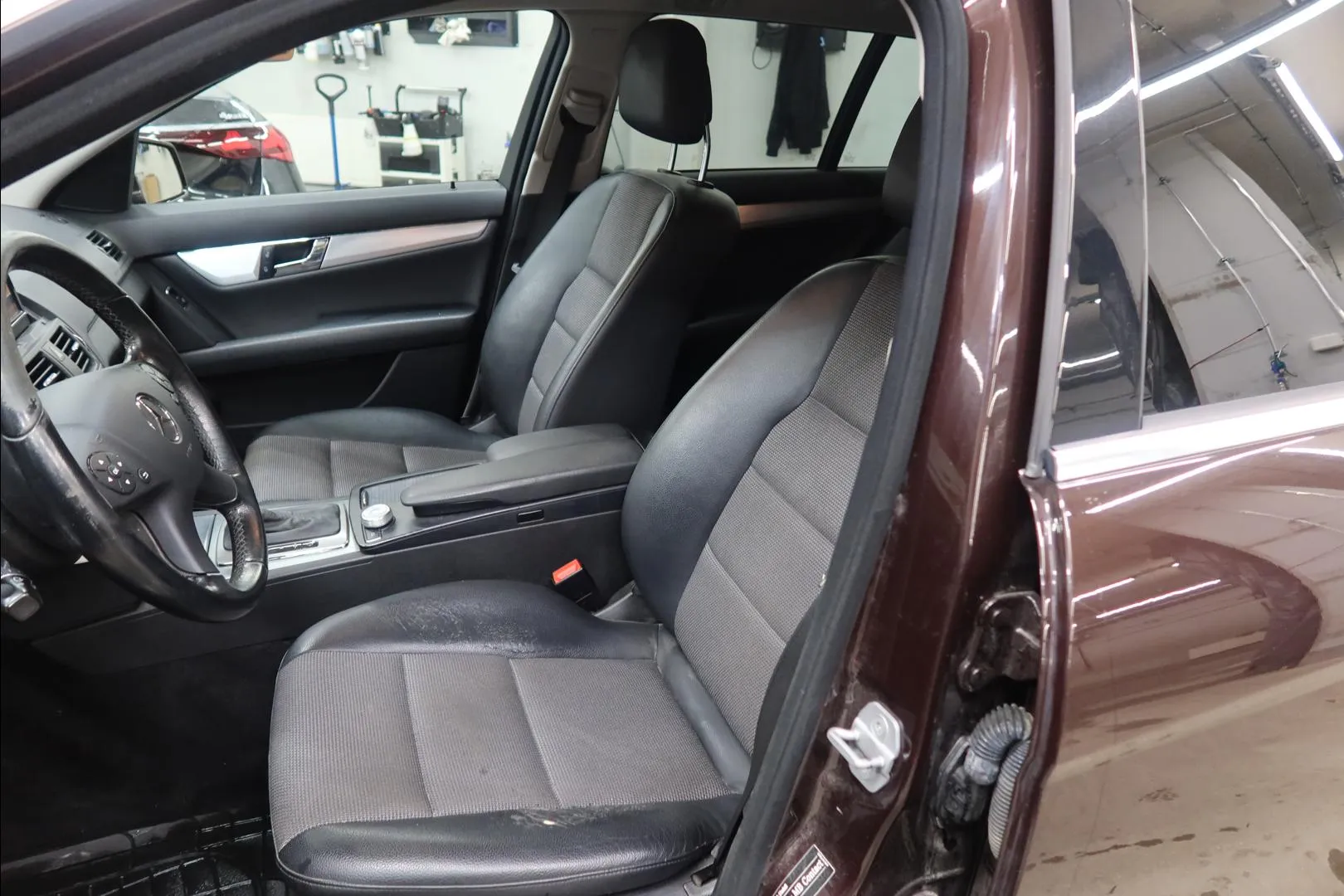 Mercedes-Benz C YIJ-125 carousel image