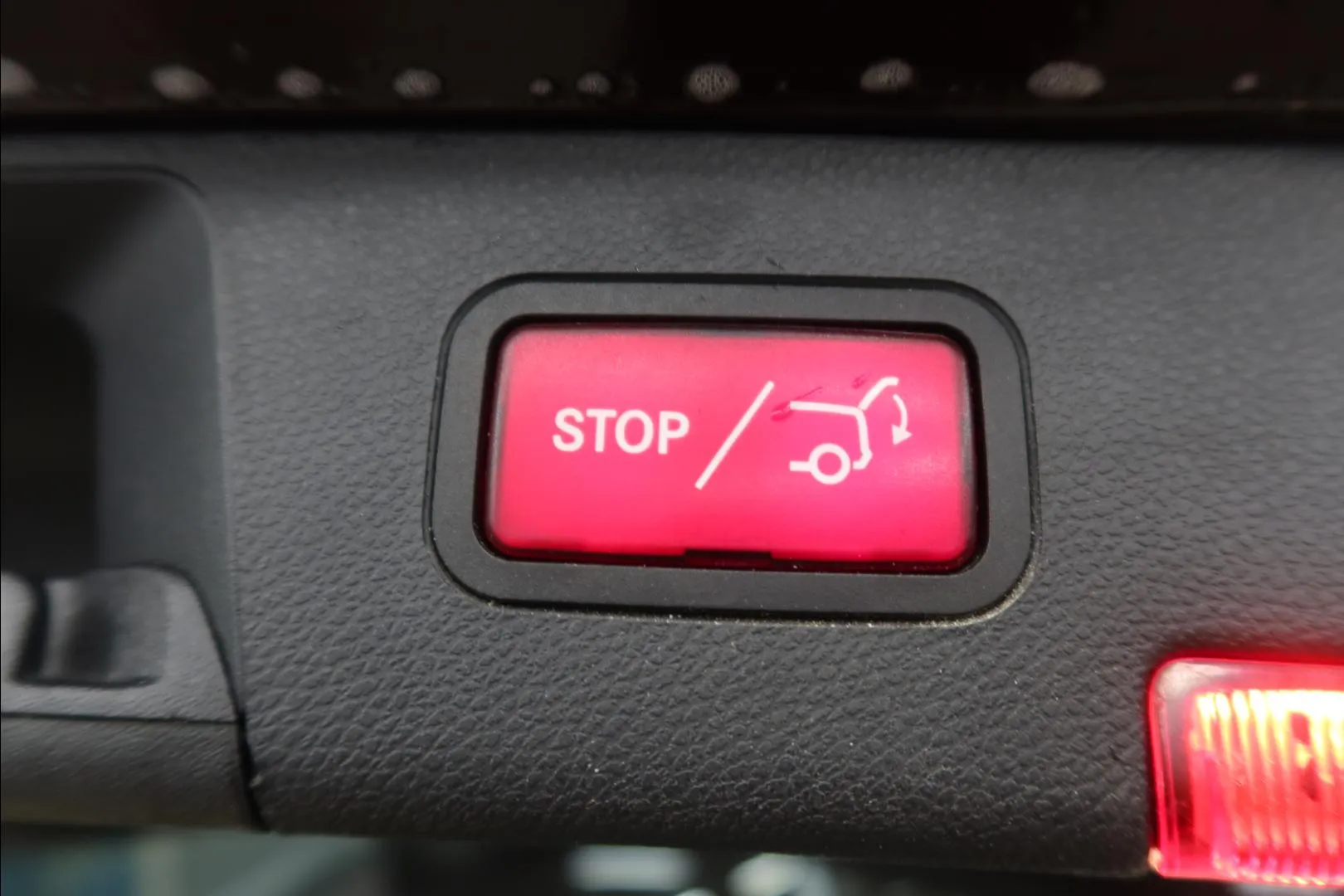 Mercedes-Benz C YIJ-125 carousel image