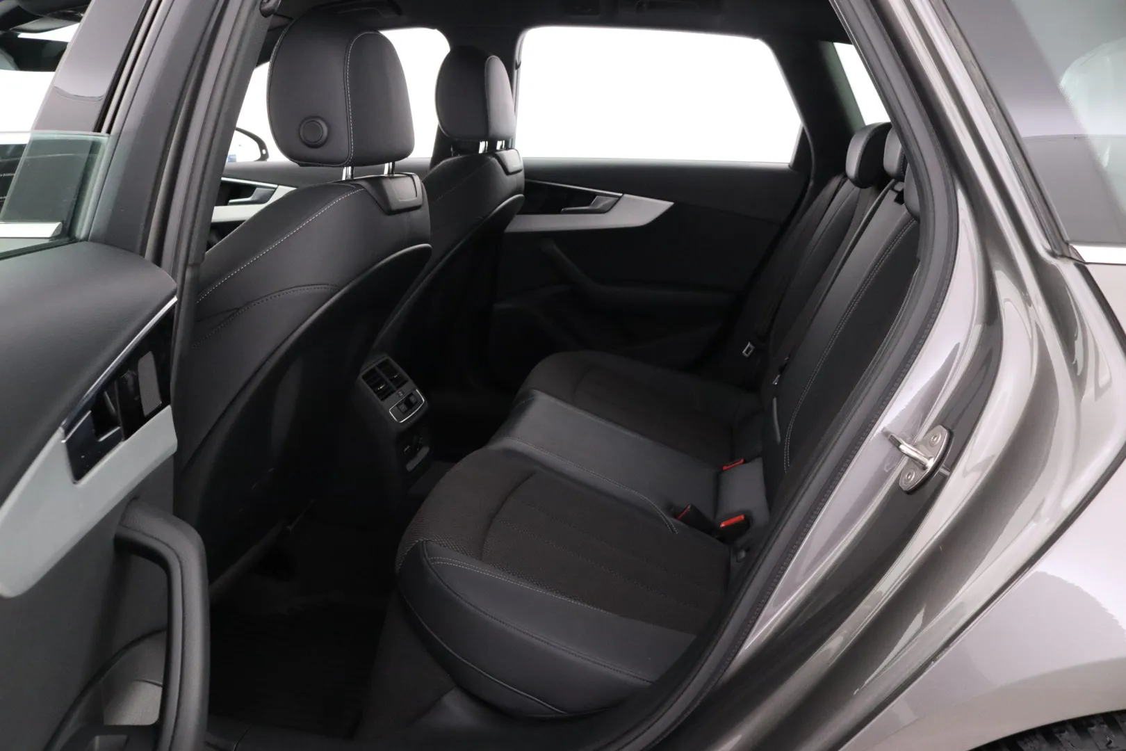 AUDI A4 ETV-327 carousel image