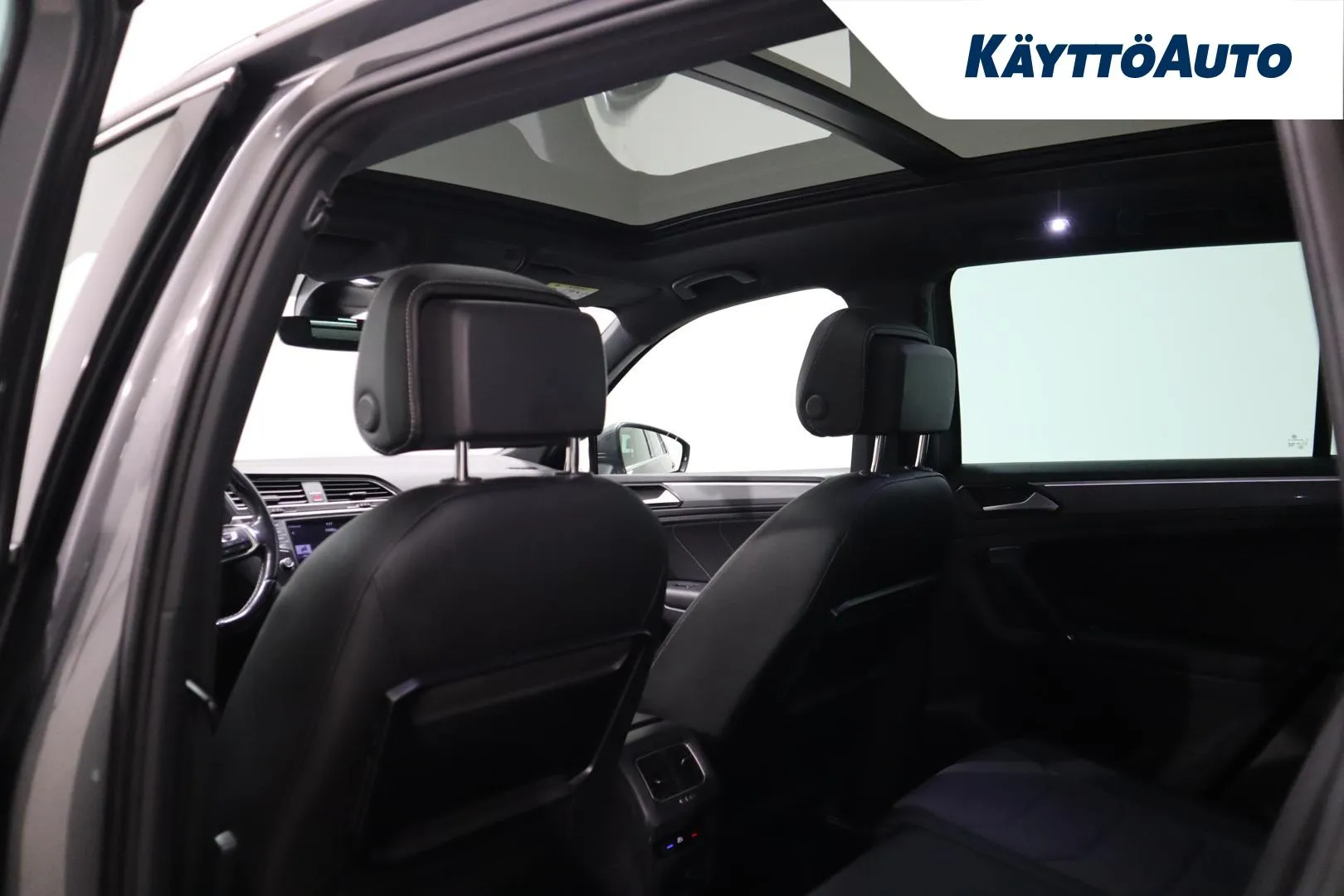 VOLKSWAGEN Tiguan COM-969 carousel image