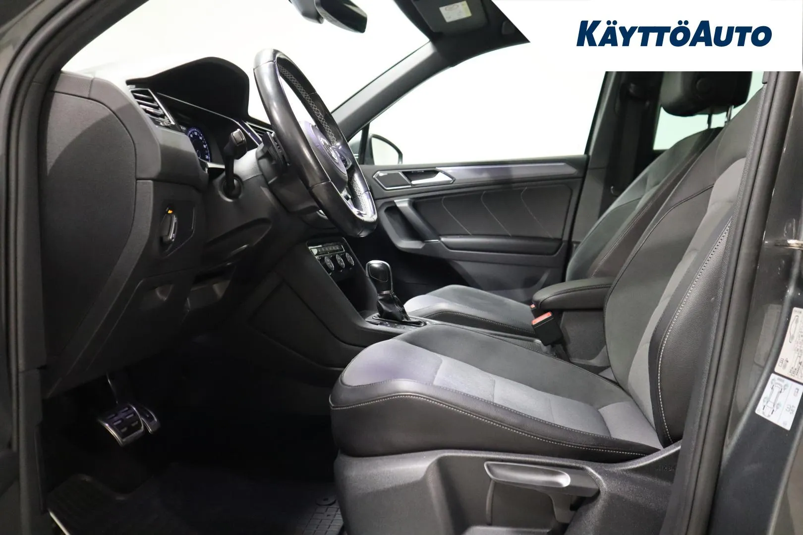 VOLKSWAGEN Tiguan COM-969 carousel image