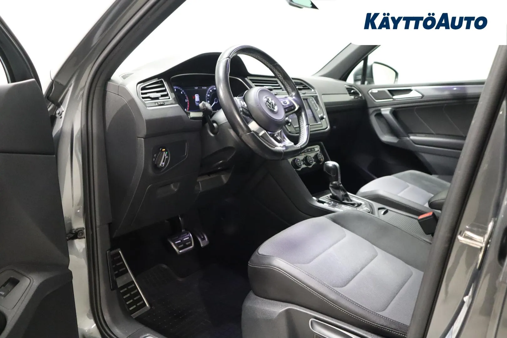 VOLKSWAGEN Tiguan COM-969 carousel image