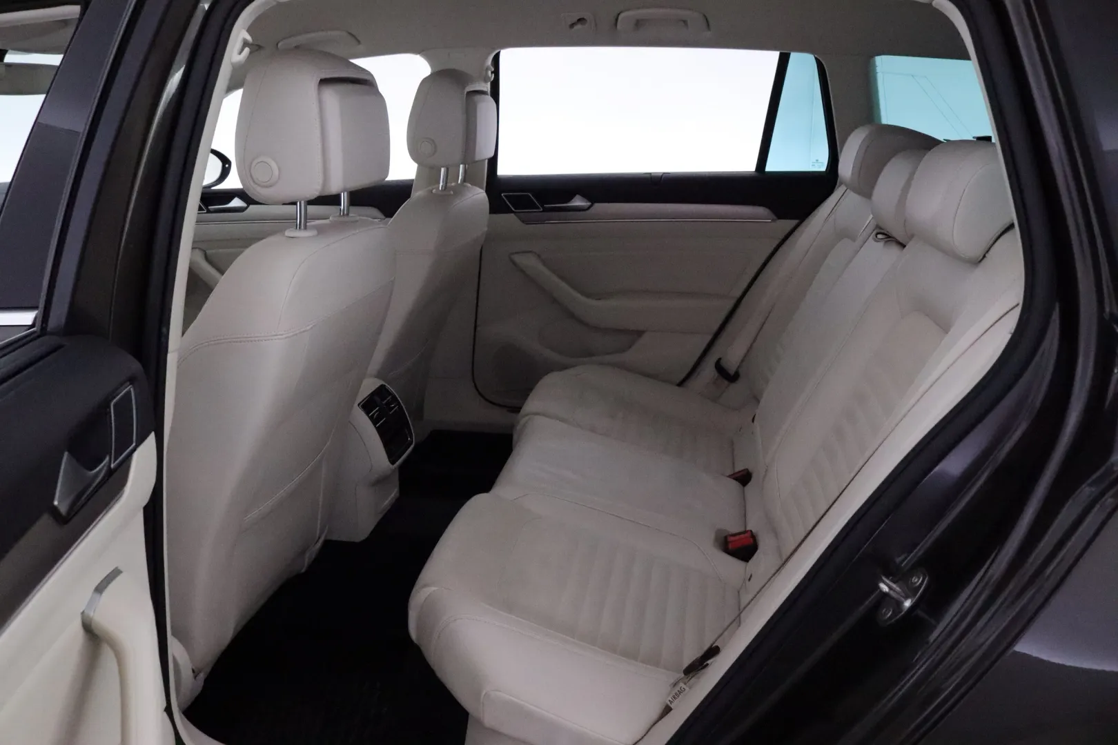 VOLKSWAGEN Passat XNO-236 carousel image