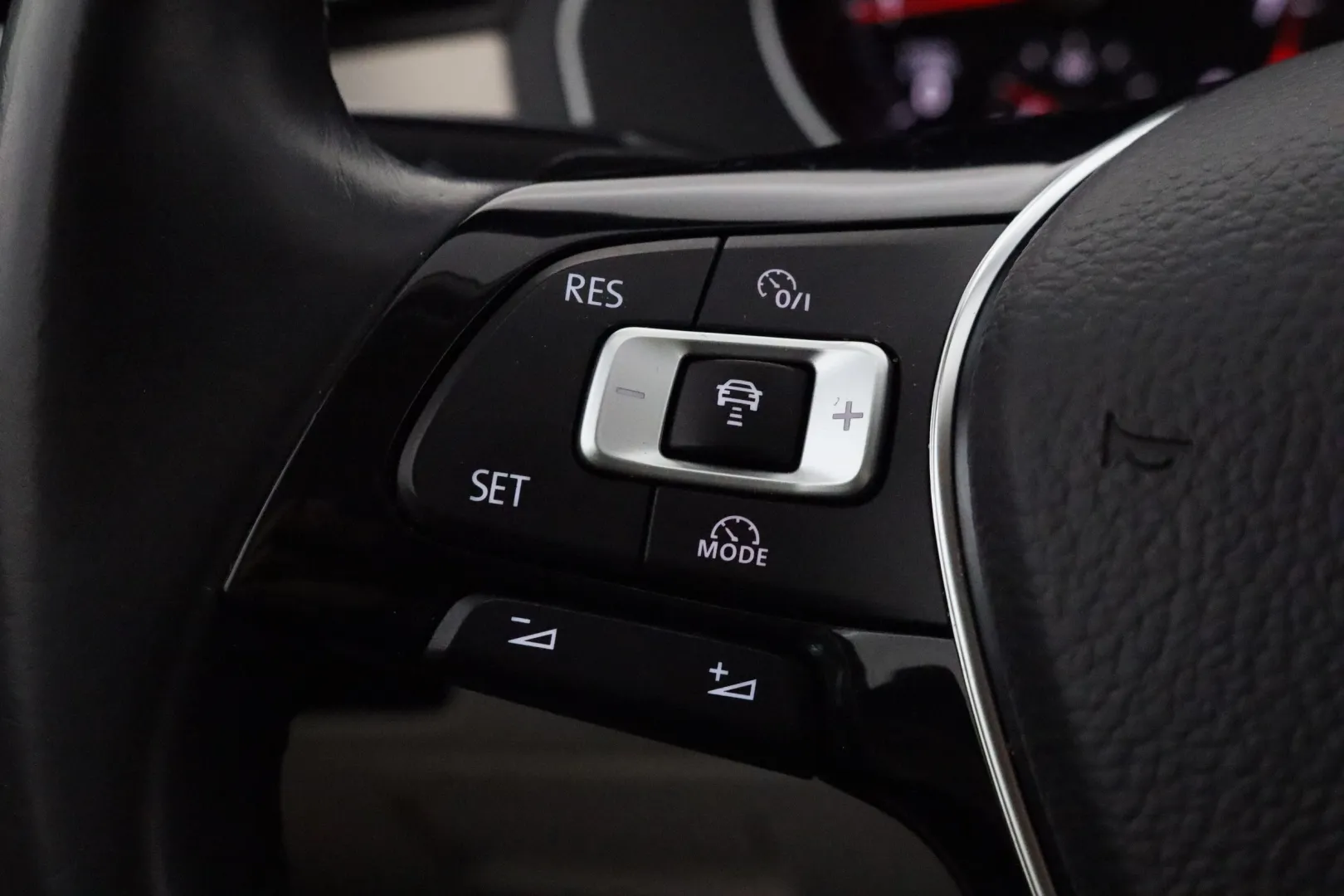 VOLKSWAGEN Passat XNO-236 carousel image