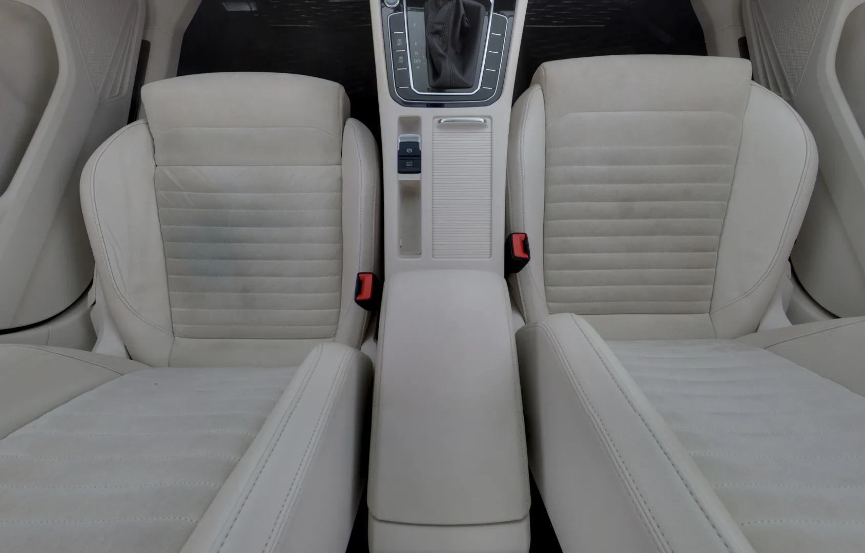 VOLKSWAGEN Passat XNO-236 carousel image