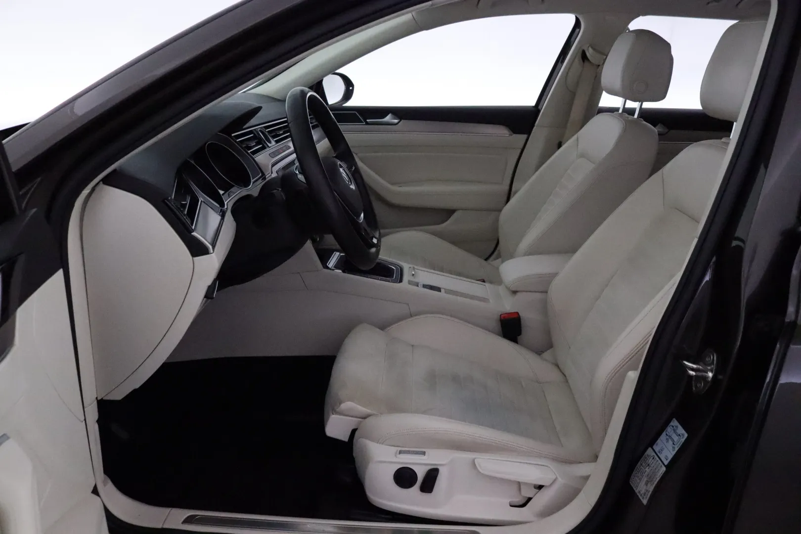 VOLKSWAGEN Passat XNO-236 carousel image