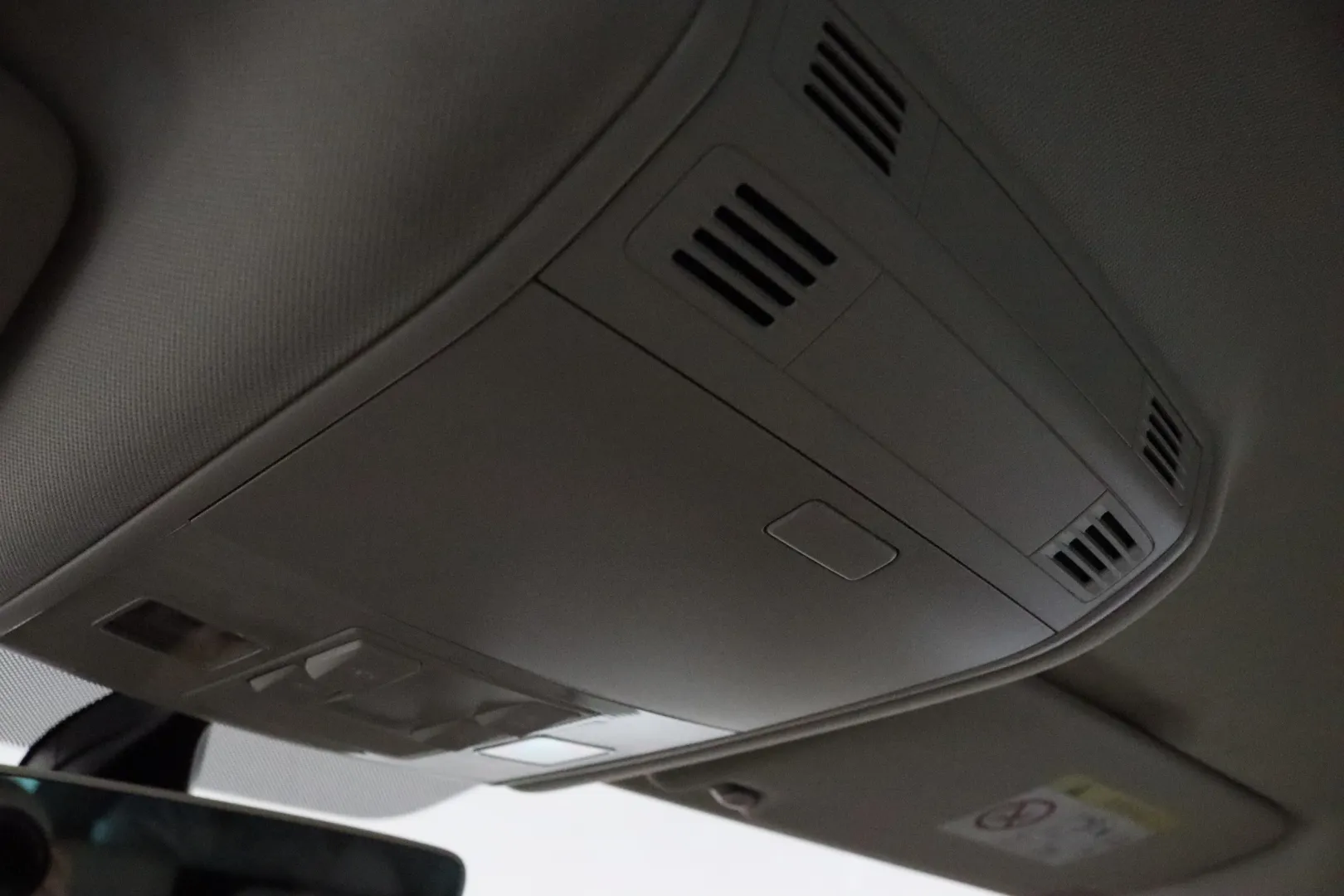 VOLKSWAGEN Passat XNO-236 carousel image